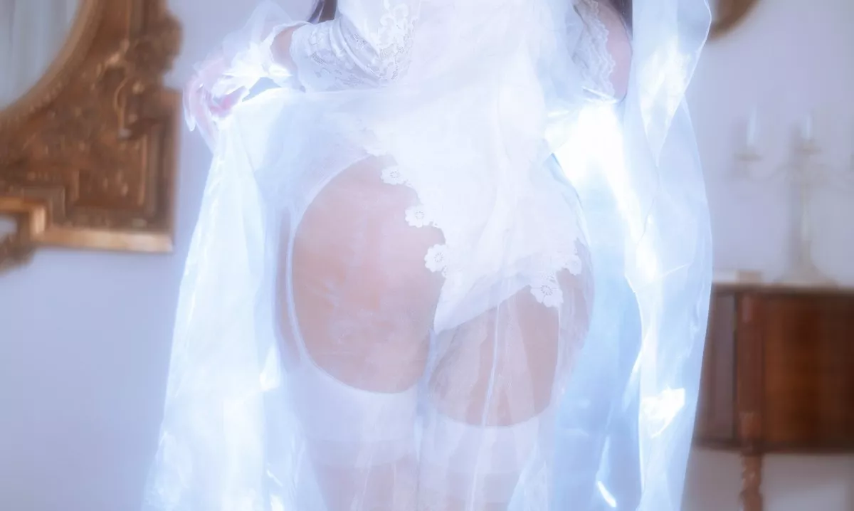 白嫩美少女鬼畜瑶在不在婚纱主题私房性感纯白薄透婚纱秀惹火身材诱惑写真38P
