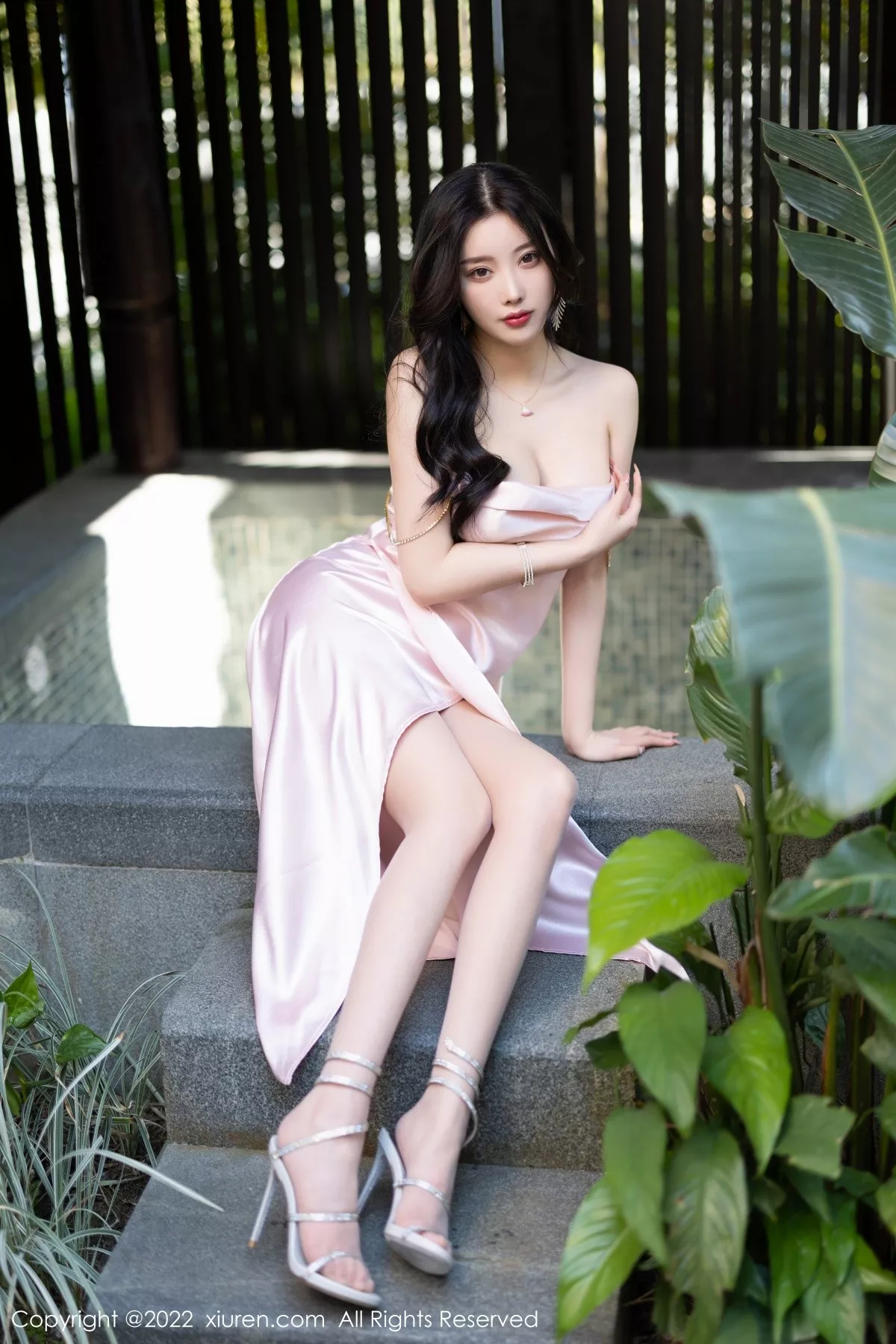 XiuRen第5088期_女神杨晨晨Yome私房半脱粉色吊带长裙秀完美身材迷人诱惑写真84P