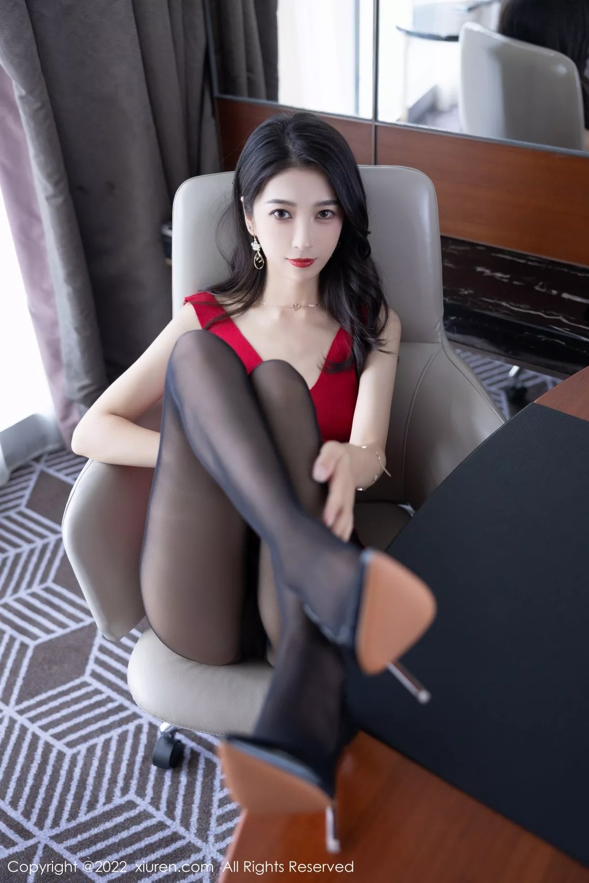 XiuRen第5223期_模特林乐一私房性感红色连衣裙配超薄黑丝秀曼妙身姿诱惑写真80P