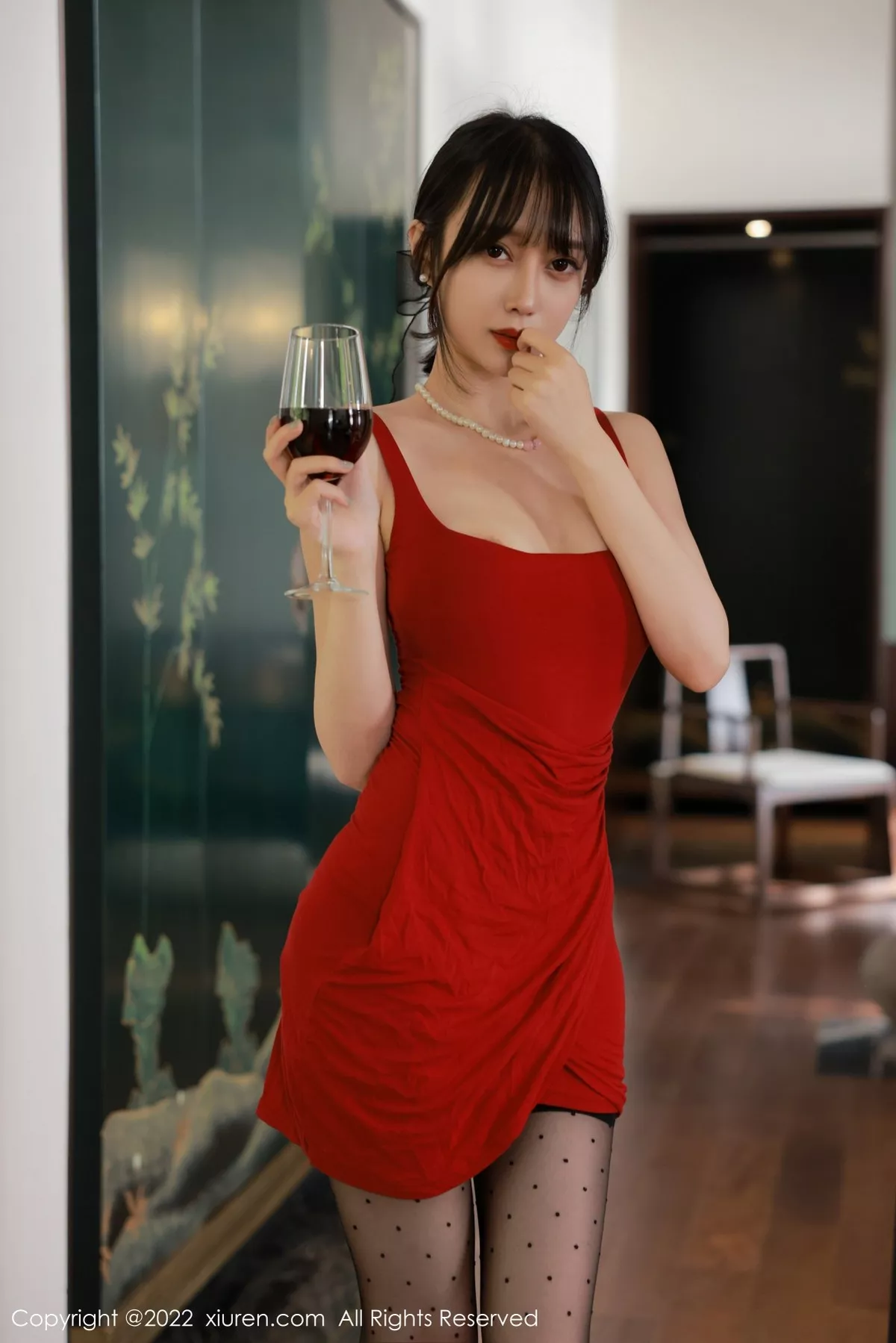 XiuRen第5231期_模特玥儿玥er澳门旅拍性感红色连衣裙配魅惑黑丝撩人诱惑写真52P