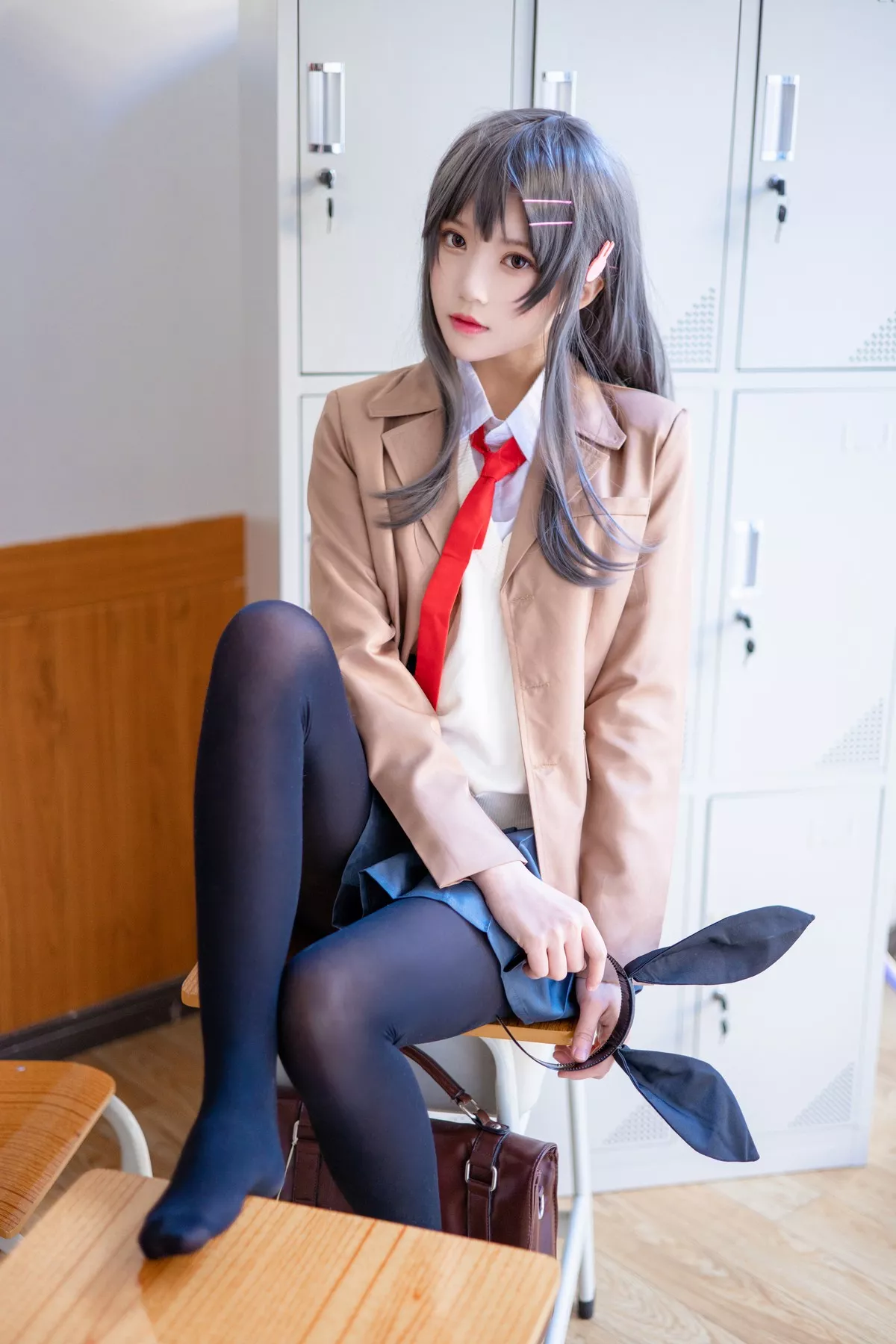 网络美女桜桃喵麻衣制服主题教室里学生制服短裙下黑丝裤袜秀美腿性感写真52P
