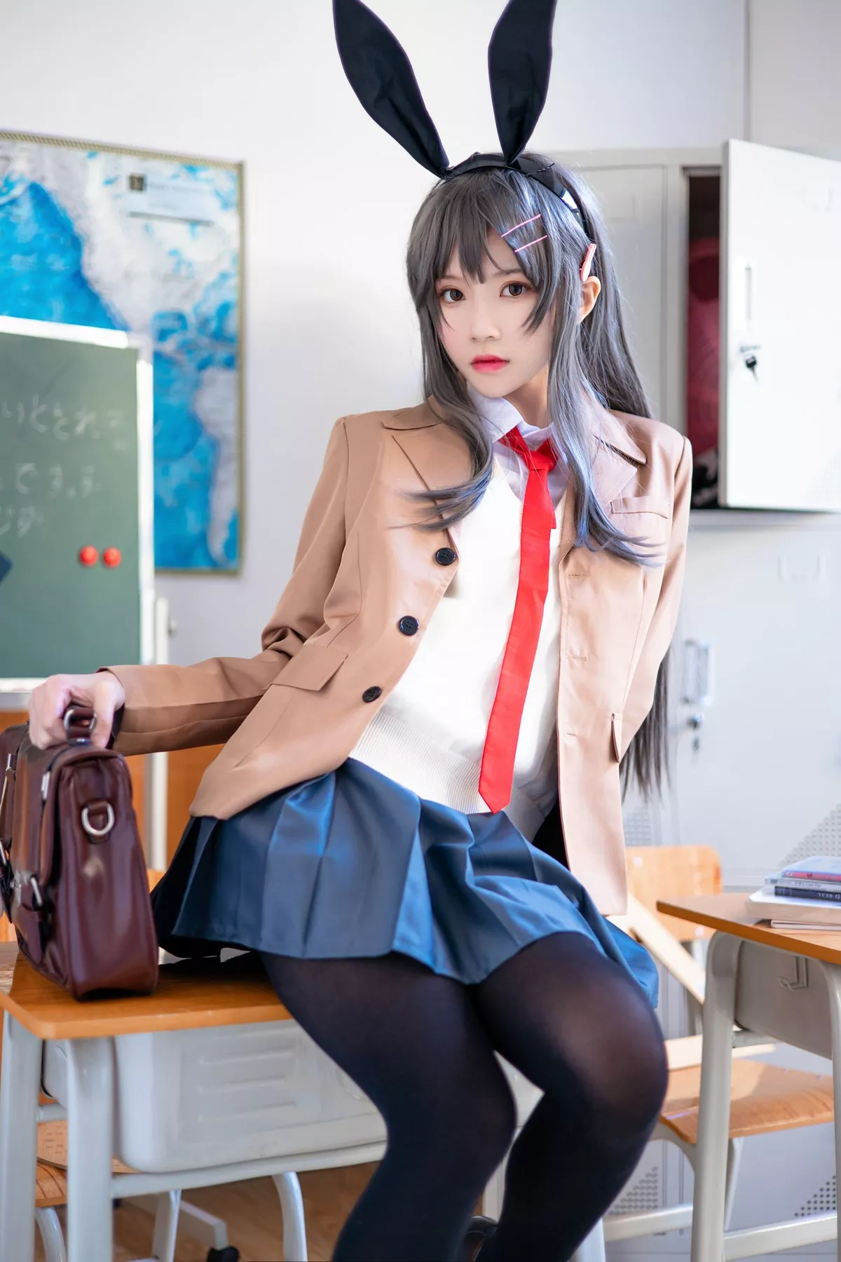 网络美女桜桃喵麻衣制服主题教室里学生制服短裙下黑丝裤袜秀美腿性感写真52P