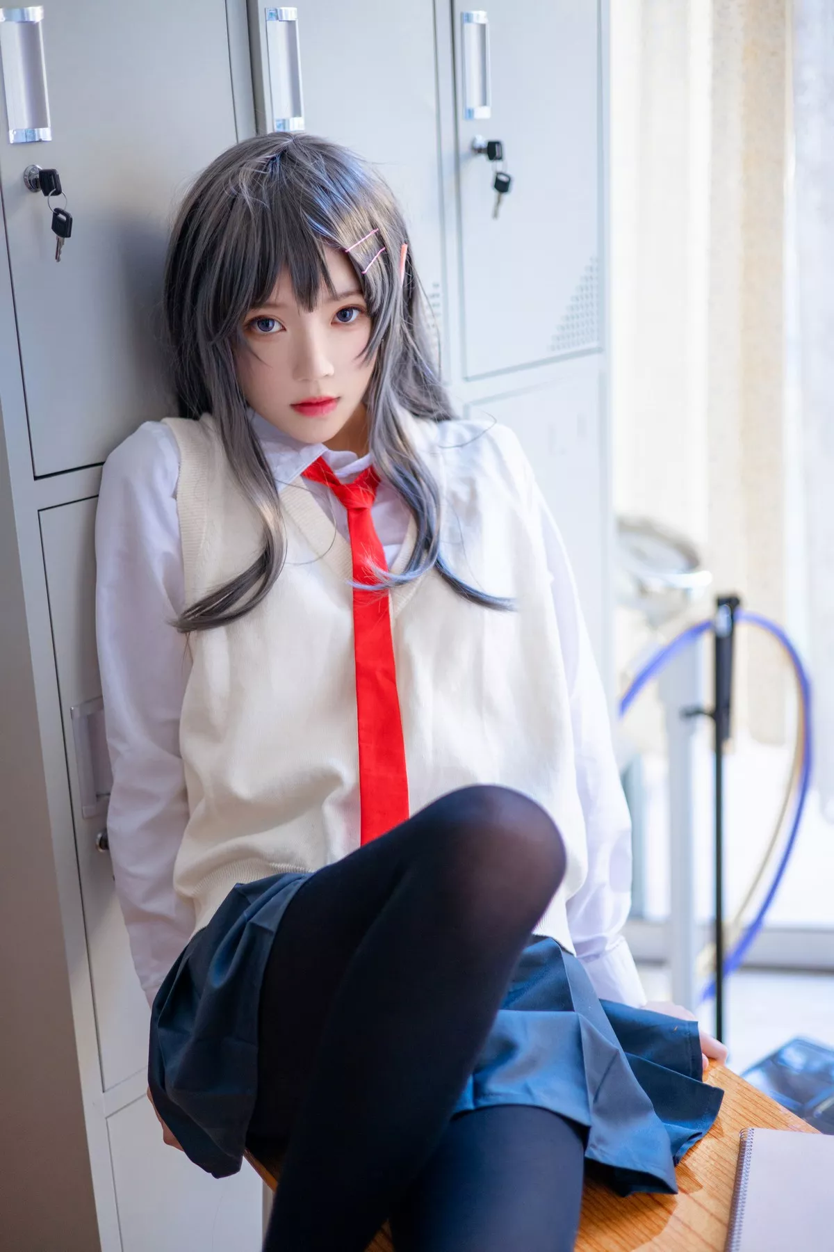 网络美女桜桃喵麻衣制服主题教室里学生制服短裙下黑丝裤袜秀美腿性感写真52P