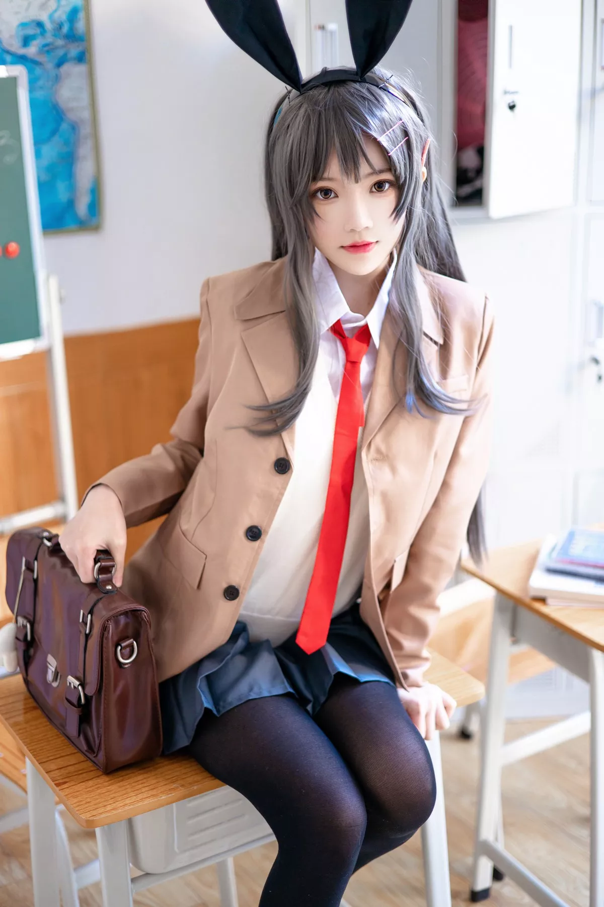 网络美女桜桃喵麻衣制服主题教室里学生制服短裙下黑丝裤袜秀美腿性感写真52P