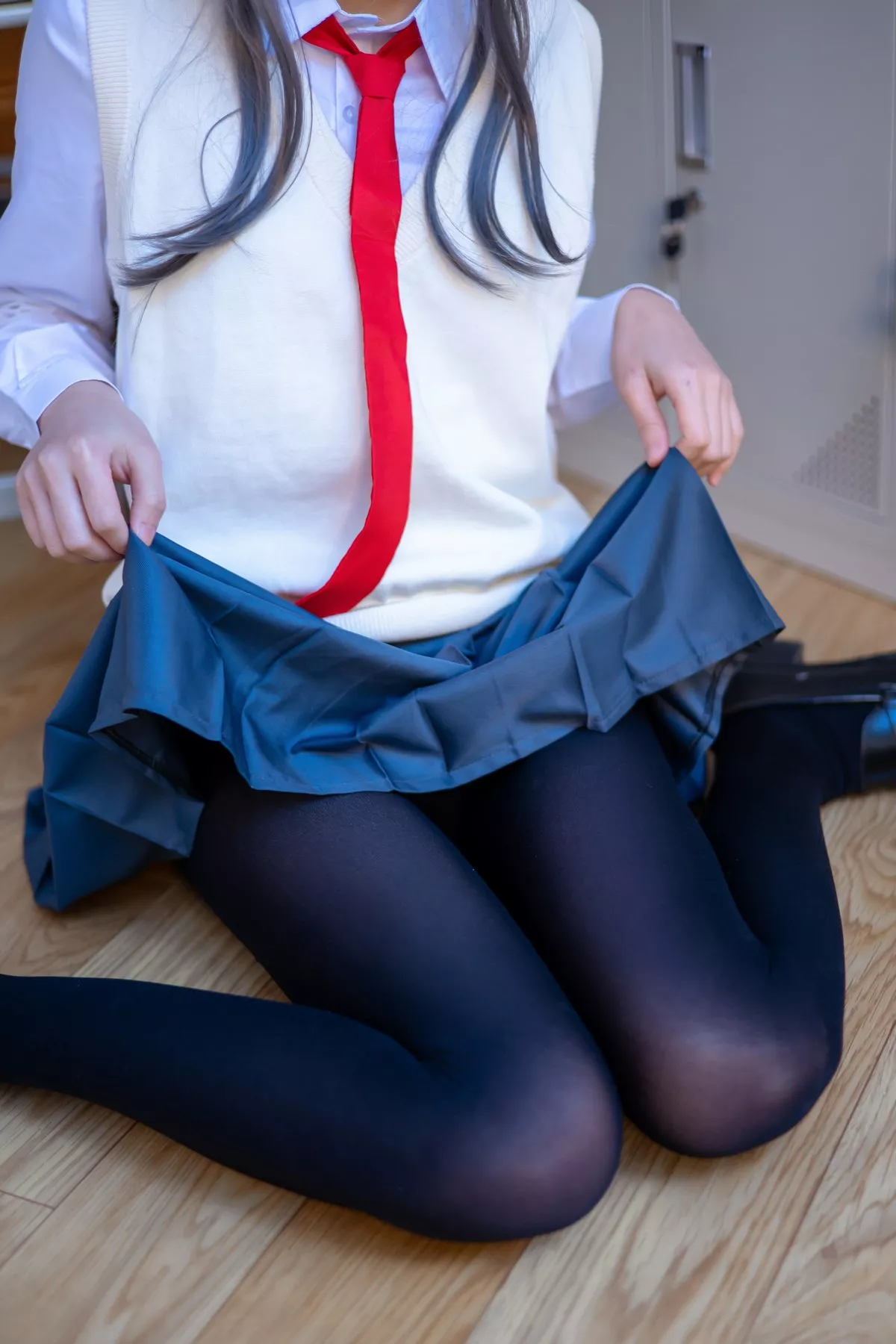 网络美女桜桃喵麻衣制服主题教室里学生制服短裙下黑丝裤袜秀美腿性感写真52P