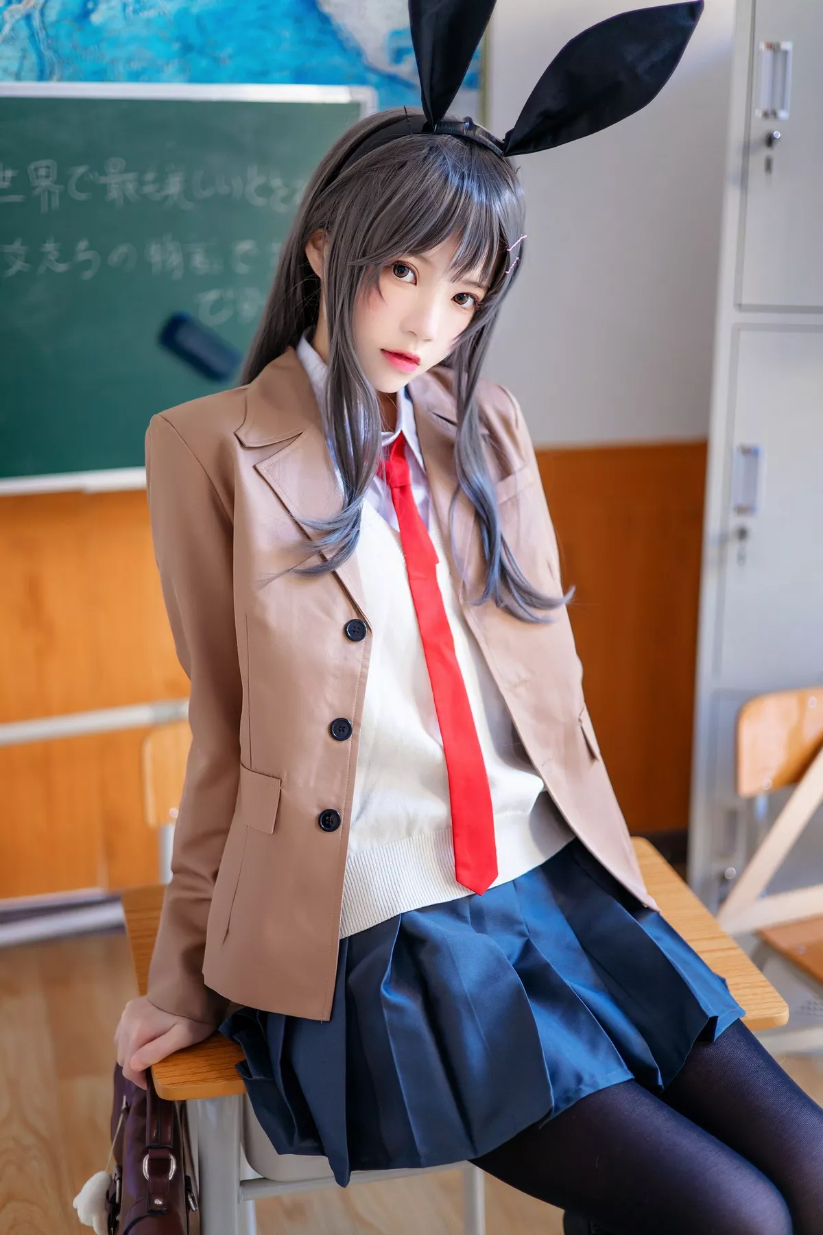 网络美女桜桃喵麻衣制服主题教室里学生制服短裙下黑丝裤袜秀美腿性感写真52P