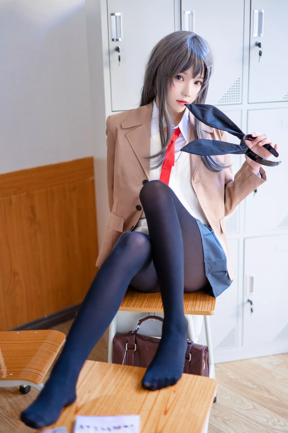 网络美女桜桃喵麻衣制服主题教室里学生制服短裙下黑丝裤袜秀美腿性感写真52P