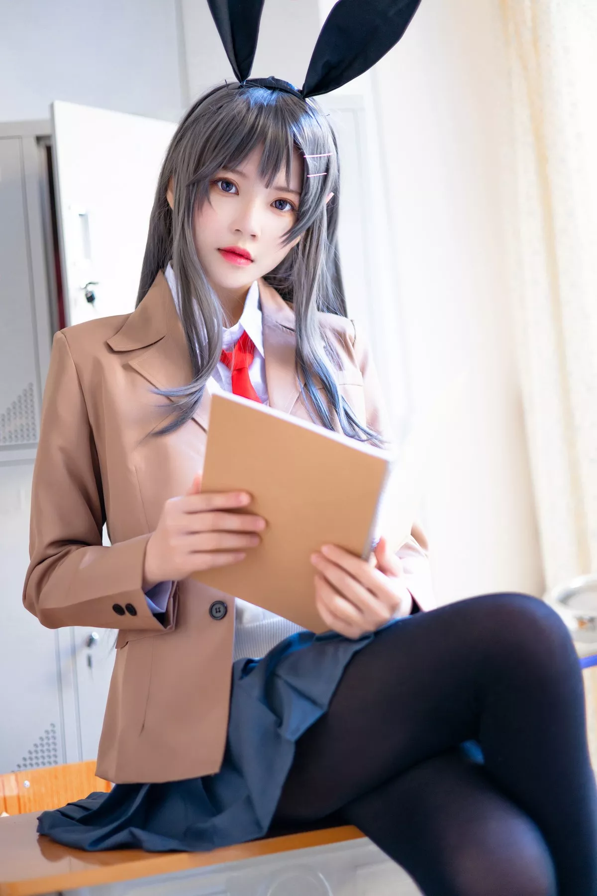 网络美女桜桃喵麻衣制服主题教室里学生制服短裙下黑丝裤袜秀美腿性感写真52P