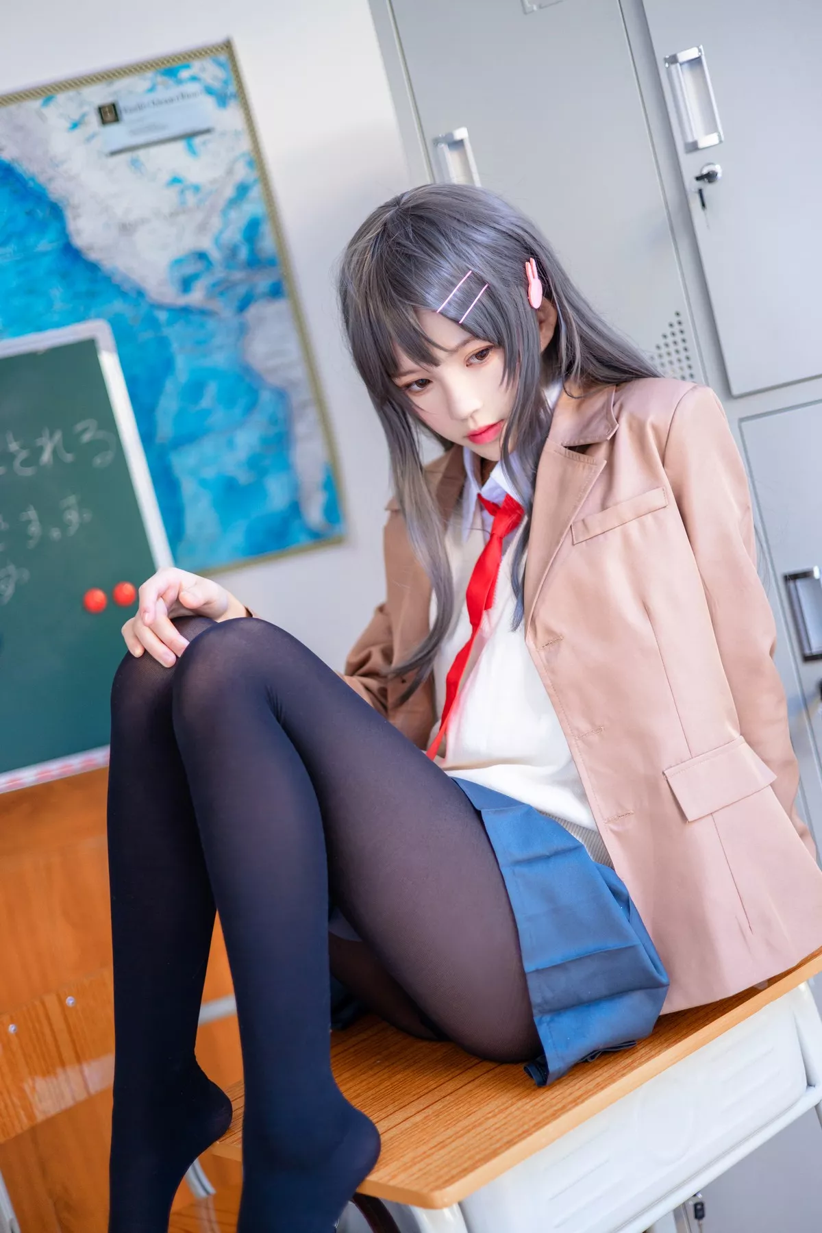网络美女桜桃喵麻衣制服主题教室里学生制服短裙下黑丝裤袜秀美腿性感写真52P