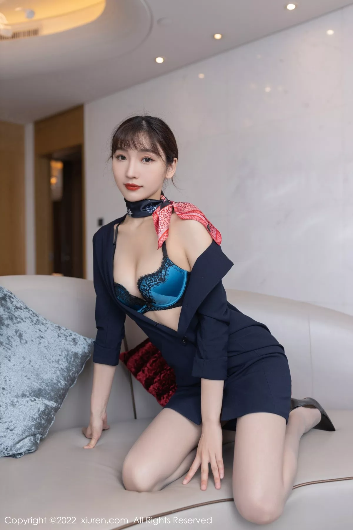 XiuRen第5245期_模特陆萱萱广州-云南旅拍脱深蓝色空姐制服露蕾丝内衣诱惑写真73P