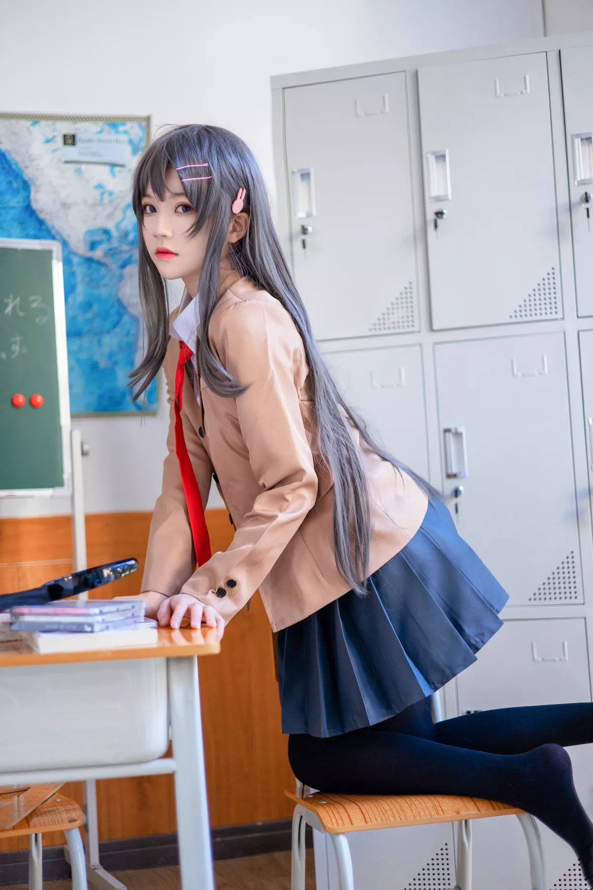 网络美女桜桃喵麻衣制服主题教室里学生制服短裙下黑丝裤袜秀美腿性感写真52P