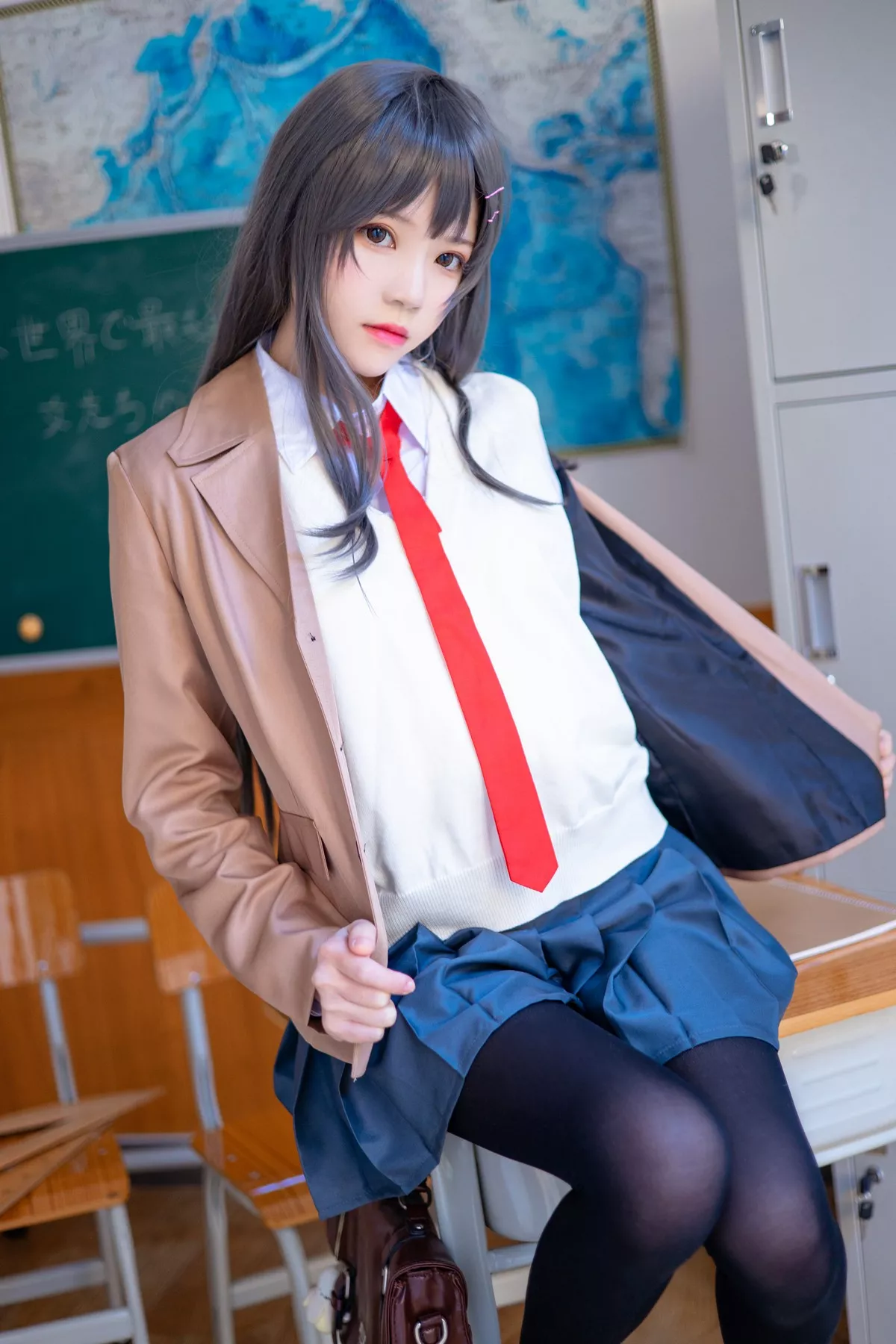网络美女桜桃喵麻衣制服主题教室里学生制服短裙下黑丝裤袜秀美腿性感写真52P