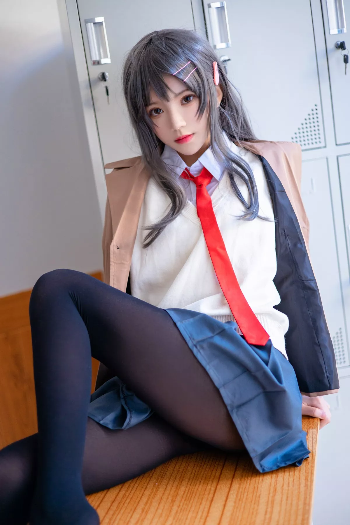 网络美女桜桃喵麻衣制服主题教室里学生制服短裙下黑丝裤袜秀美腿性感写真52P