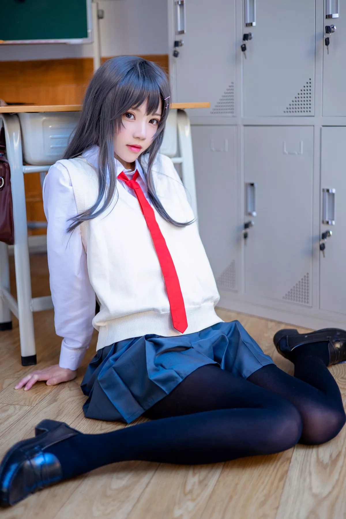 网络美女桜桃喵麻衣制服主题教室里学生制服短裙下黑丝裤袜秀美腿性感写真52P