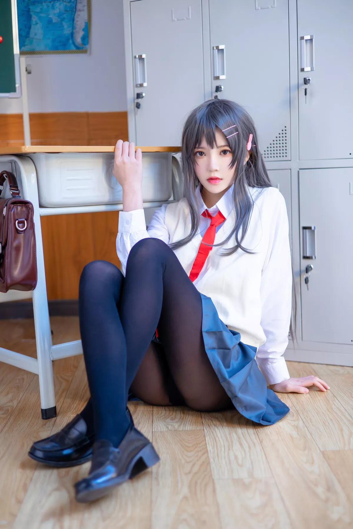网络美女桜桃喵麻衣制服主题教室里学生制服短裙下黑丝裤袜秀美腿性感写真52P