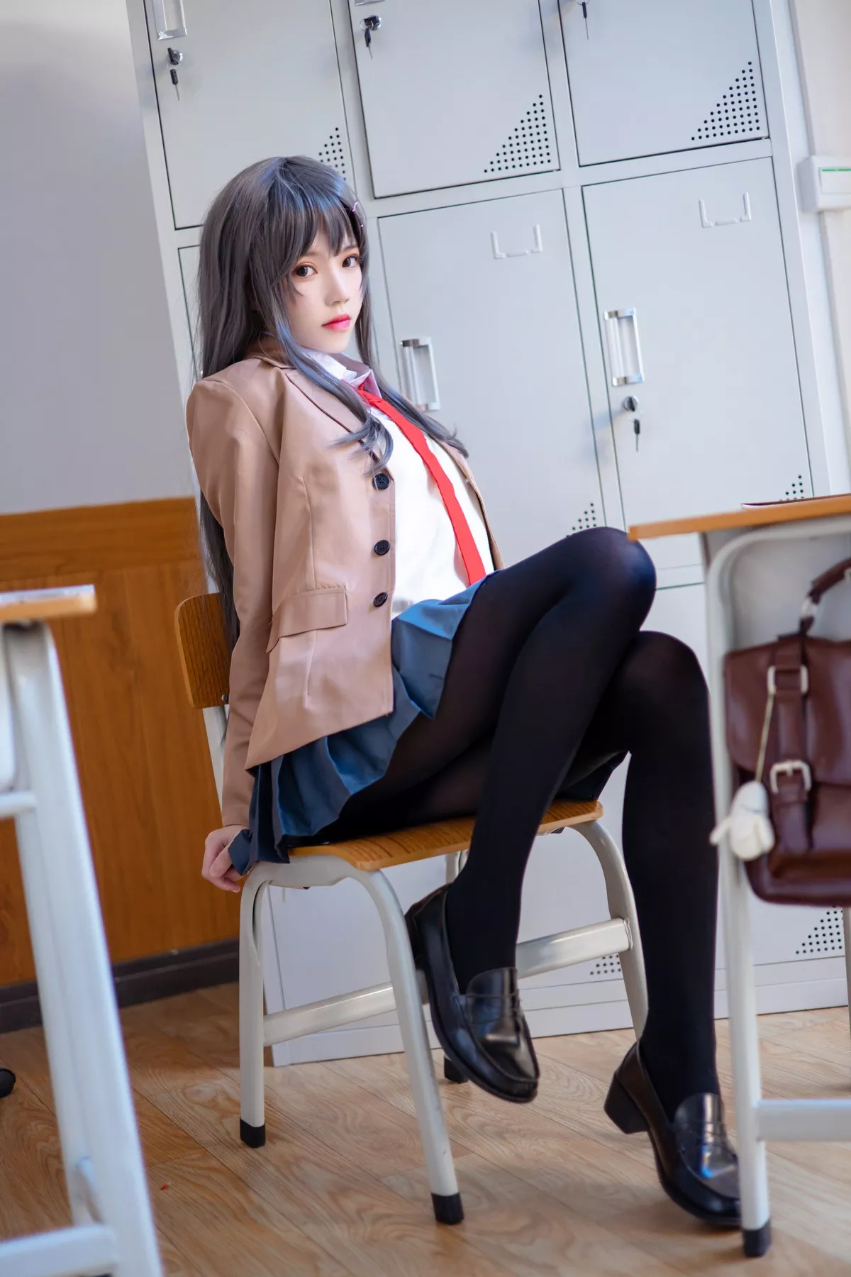 网络美女桜桃喵麻衣制服主题教室里学生制服短裙下黑丝裤袜秀美腿性感写真52P