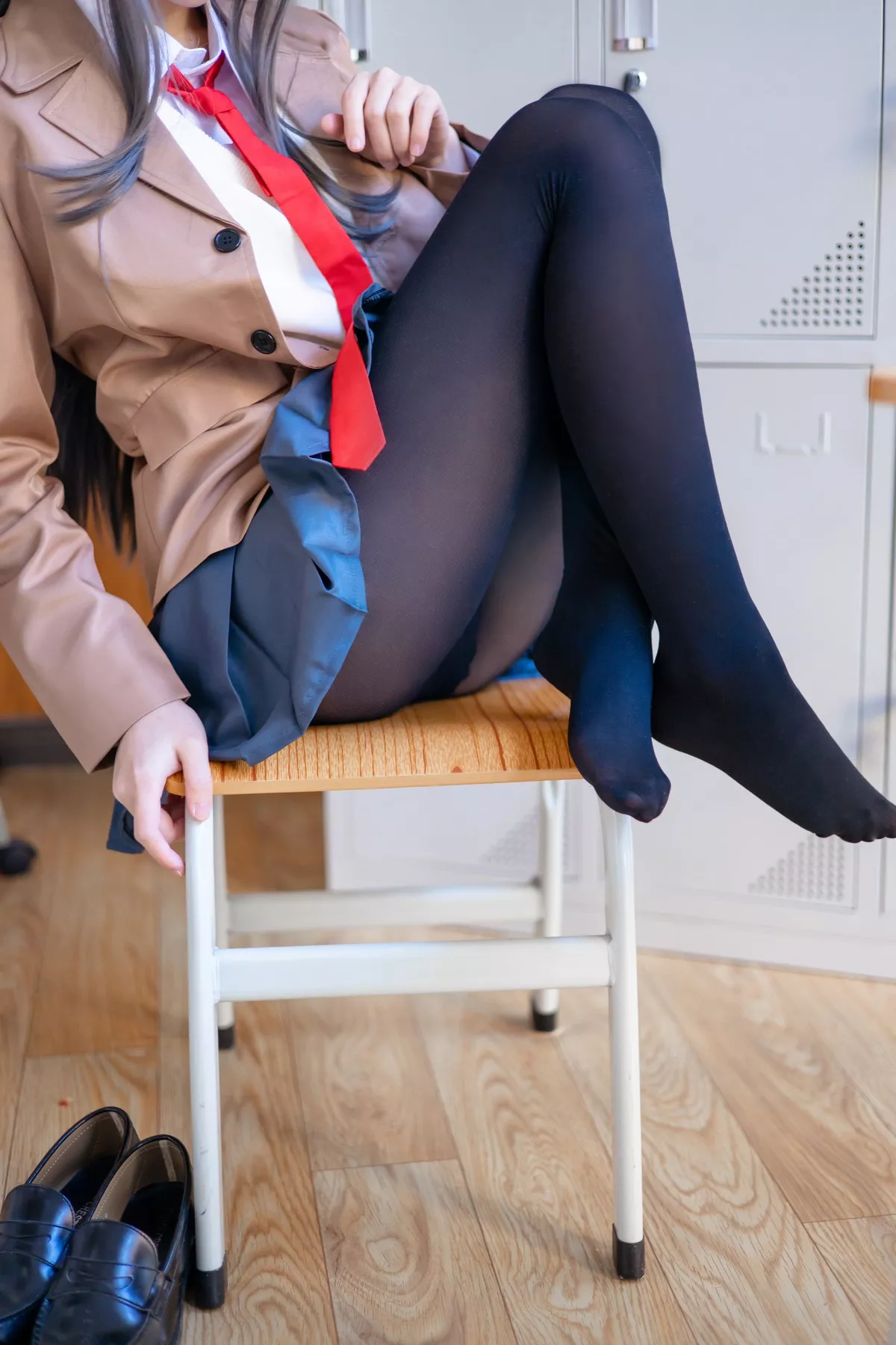 网络美女桜桃喵麻衣制服主题教室里学生制服短裙下黑丝裤袜秀美腿性感写真52P