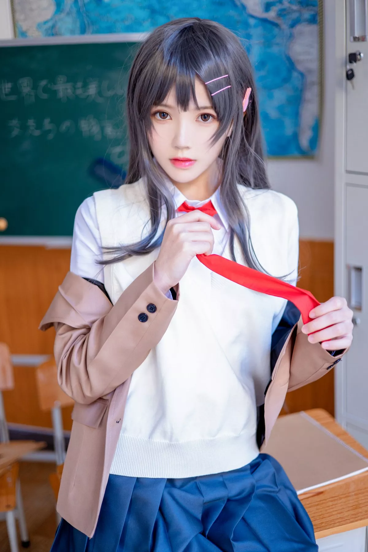 网络美女桜桃喵麻衣制服主题教室里学生制服短裙下黑丝裤袜秀美腿性感写真52P