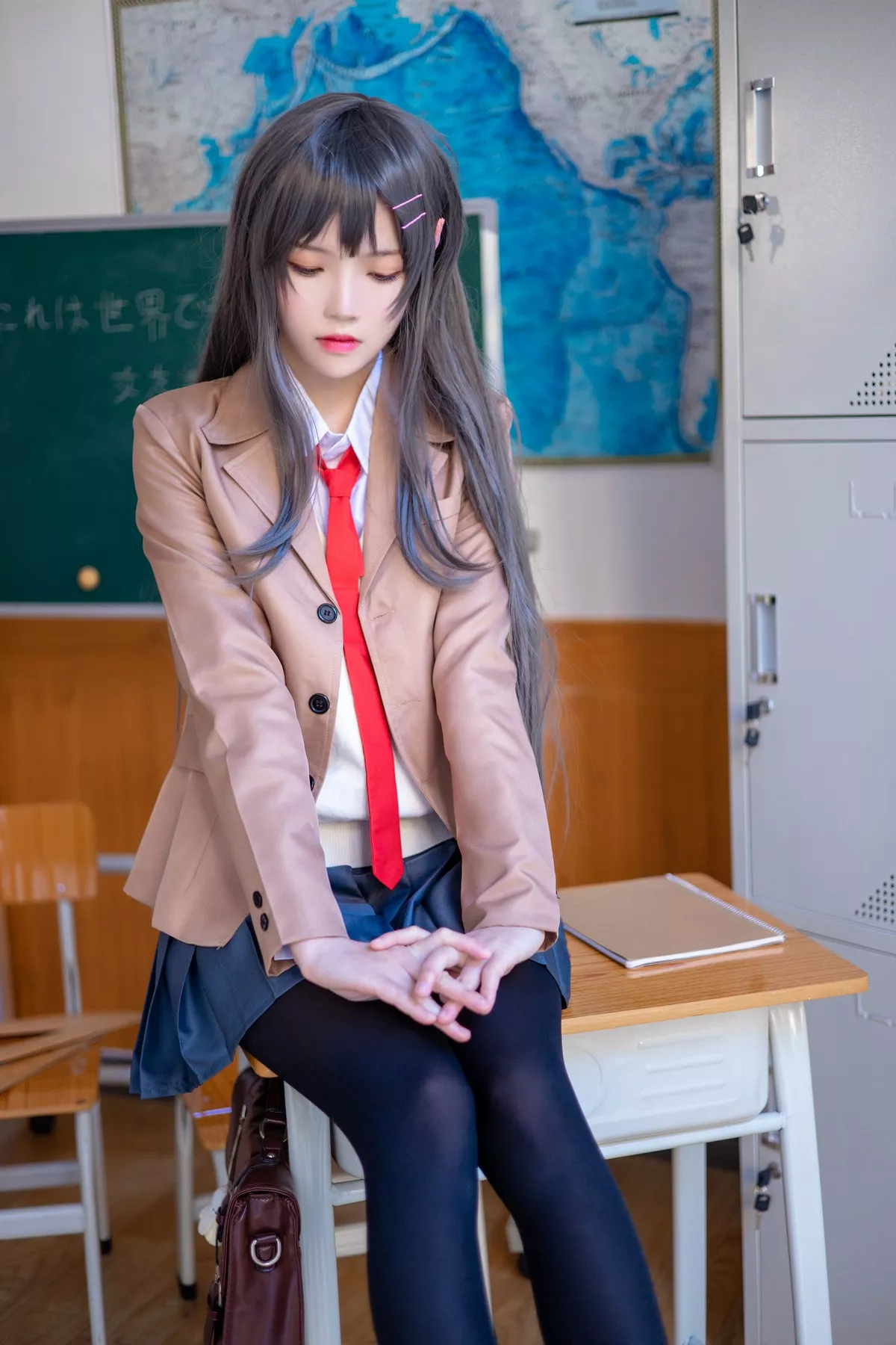 网络美女桜桃喵麻衣制服主题教室里学生制服短裙下黑丝裤袜秀美腿性感写真52P