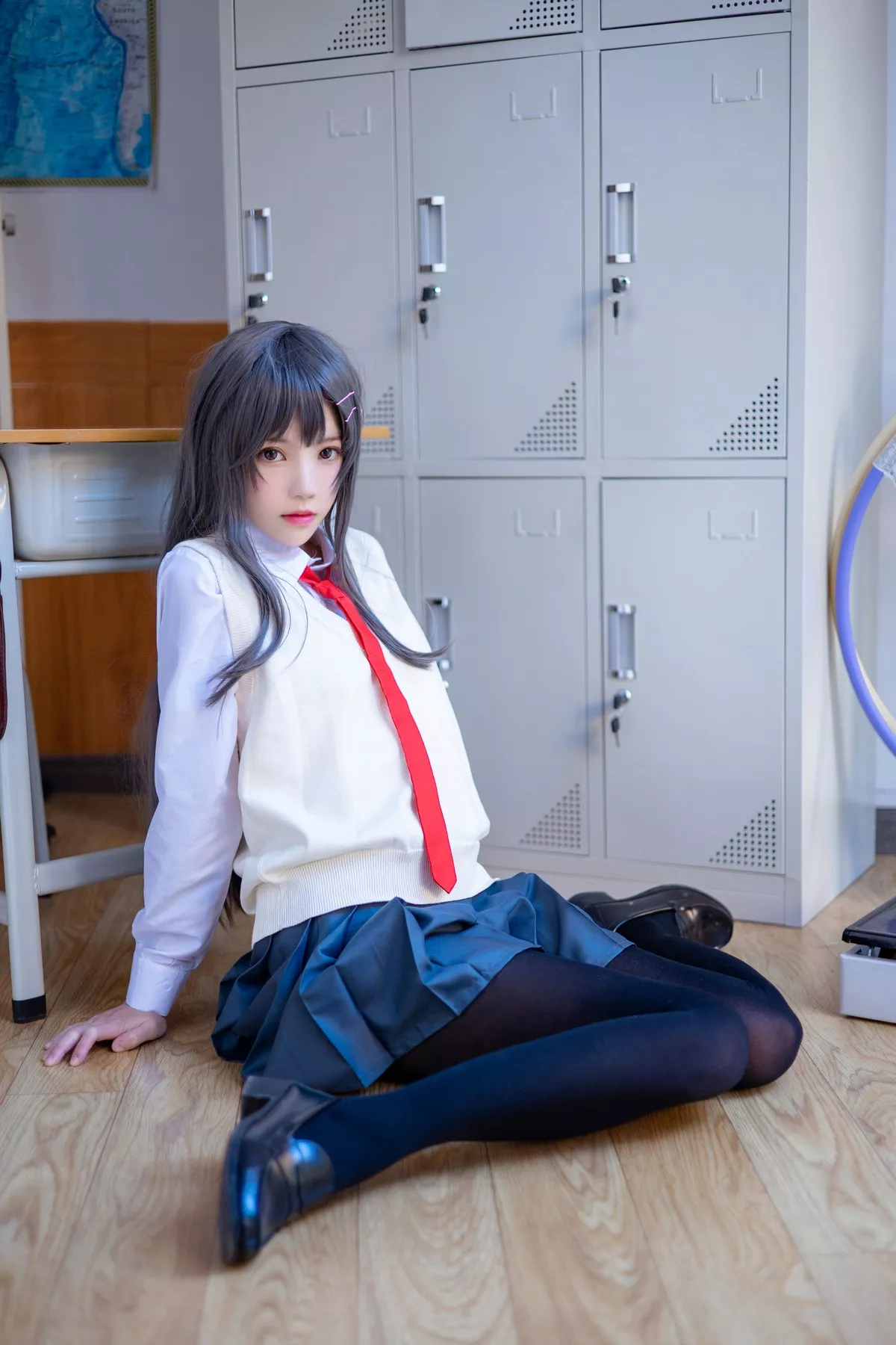 网络美女桜桃喵麻衣制服主题教室里学生制服短裙下黑丝裤袜秀美腿性感写真52P