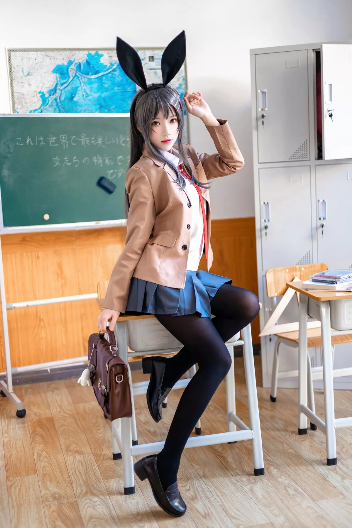 网络美女桜桃喵麻衣制服主题教室里学生制服短裙下黑丝裤袜秀美腿性感写真52P