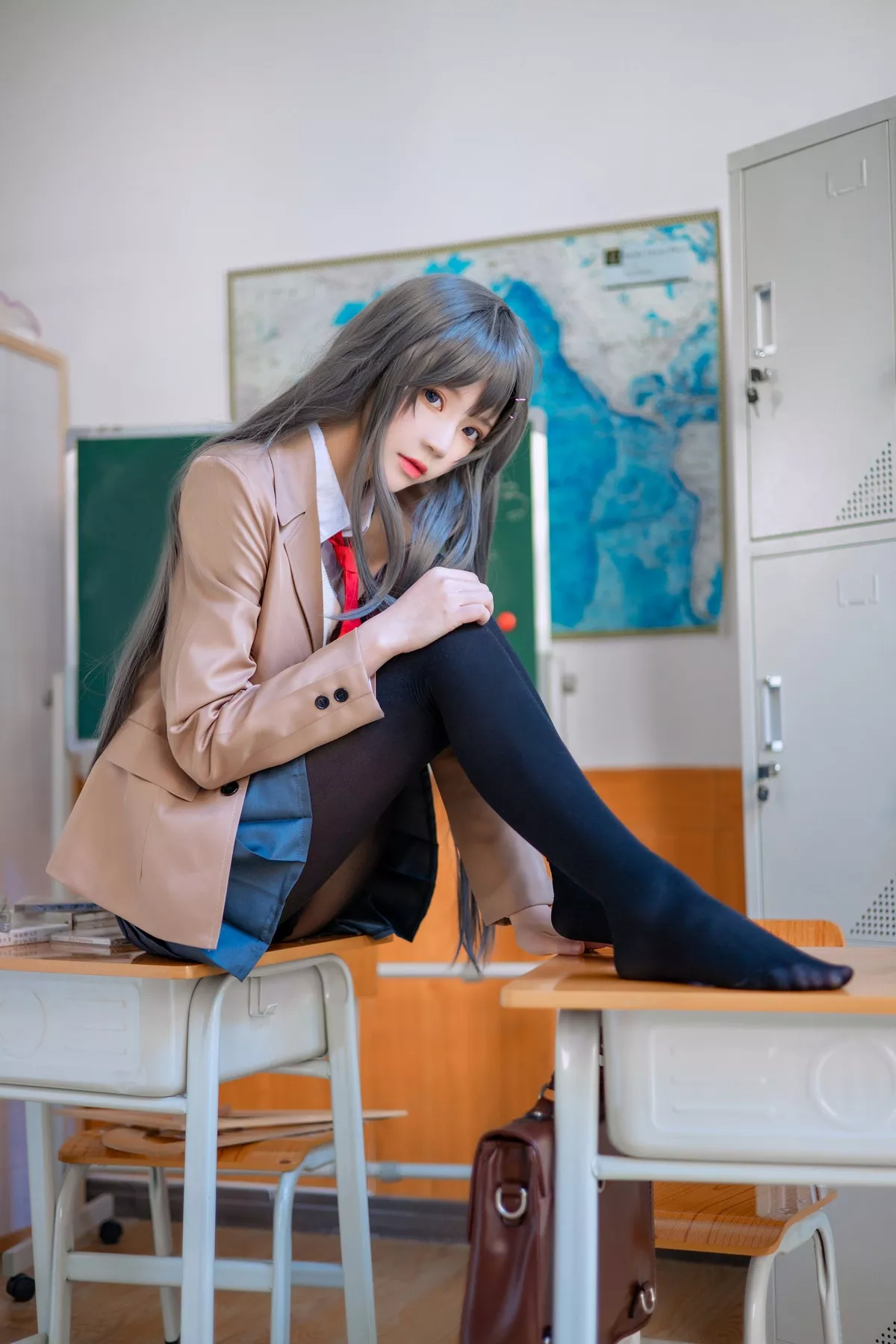 网络美女桜桃喵麻衣制服主题教室里学生制服短裙下黑丝裤袜秀美腿性感写真52P