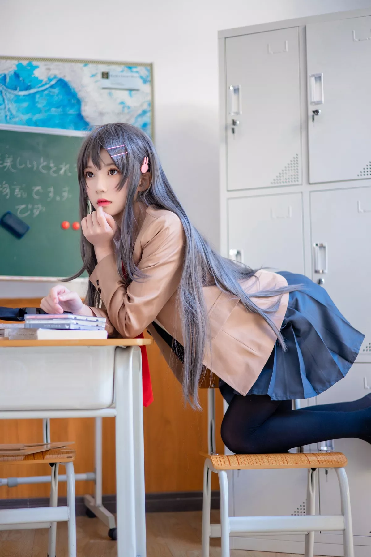 网络美女桜桃喵麻衣制服主题教室里学生制服短裙下黑丝裤袜秀美腿性感写真52P