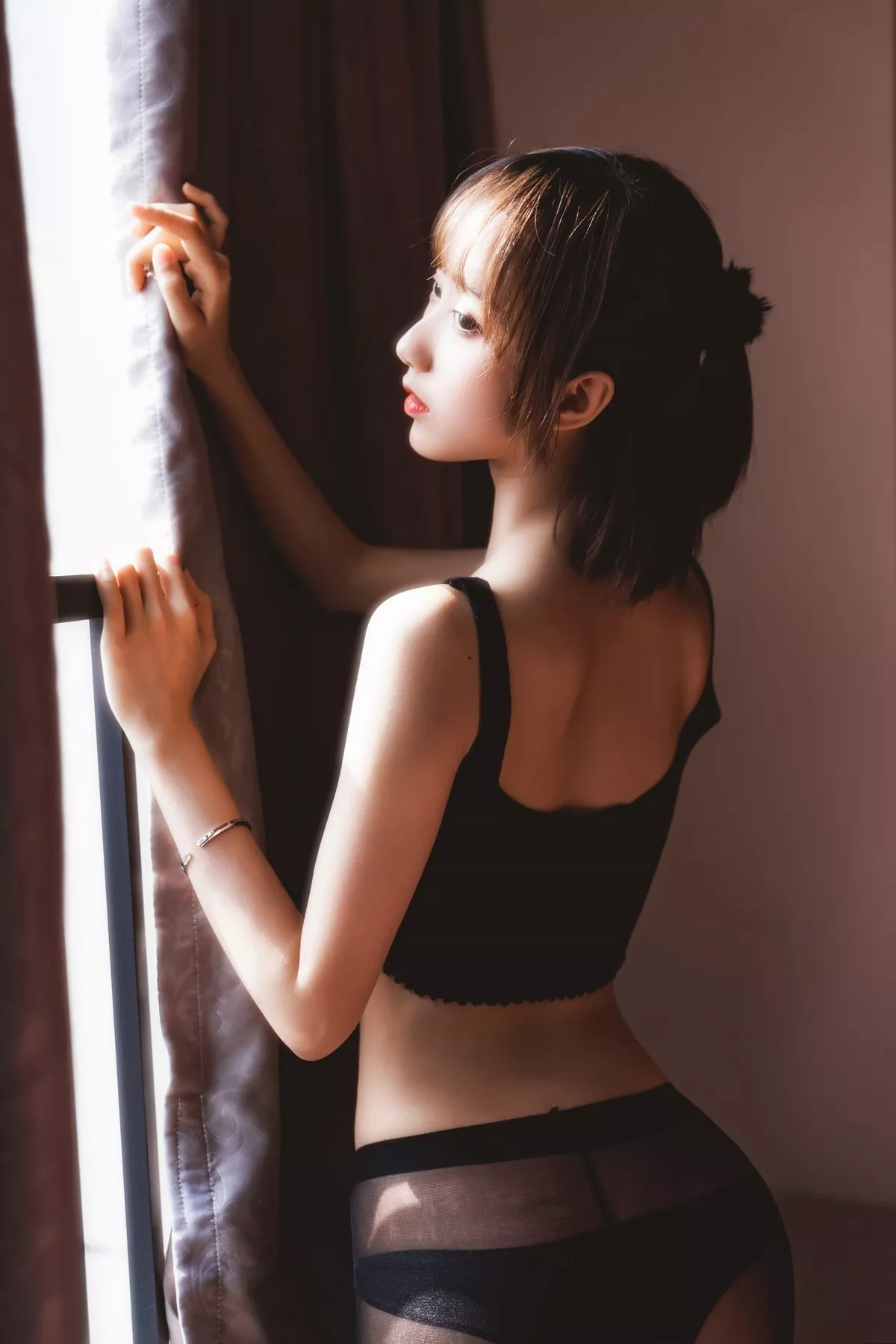 萌系小姐姐木绵绵OwO黑丝私房主题性感黑色内衣配超薄黑丝秀翘臀诱惑写真83P