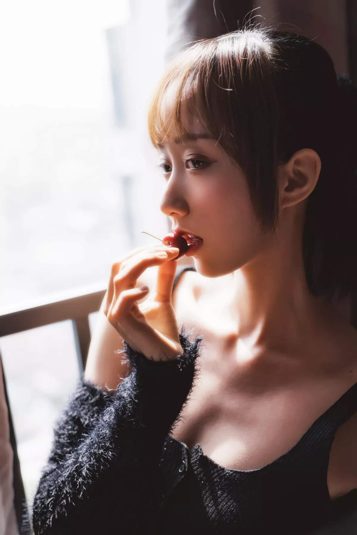 萌系小姐姐木绵绵OwO黑丝私房主题性感黑色内衣配超薄黑丝秀翘臀诱惑写真83P