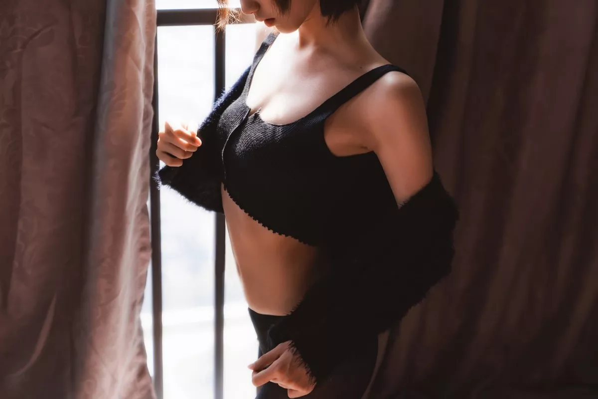 萌系小姐姐木绵绵OwO黑丝私房主题性感黑色内衣配超薄黑丝秀翘臀诱惑写真83P