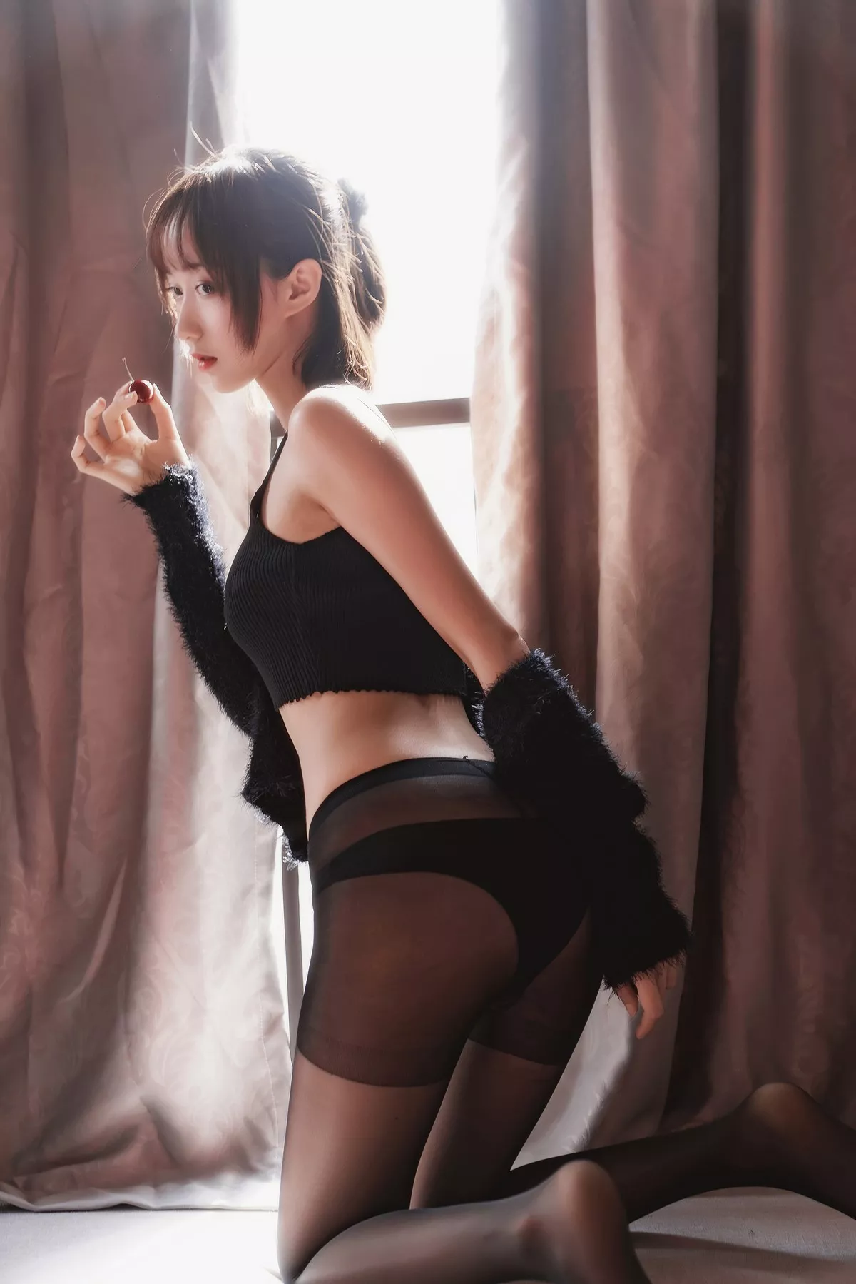 萌系小姐姐木绵绵OwO黑丝私房主题性感黑色内衣配超薄黑丝秀翘臀诱惑写真83P