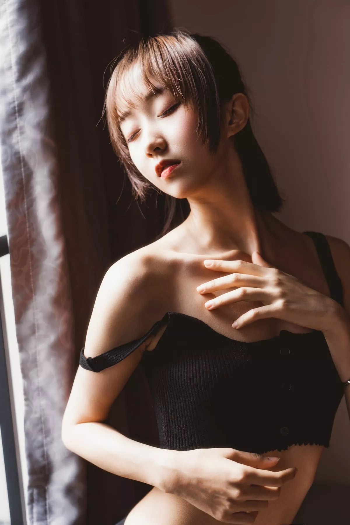 萌系小姐姐木绵绵OwO黑丝私房主题性感黑色内衣配超薄黑丝秀翘臀诱惑写真83P