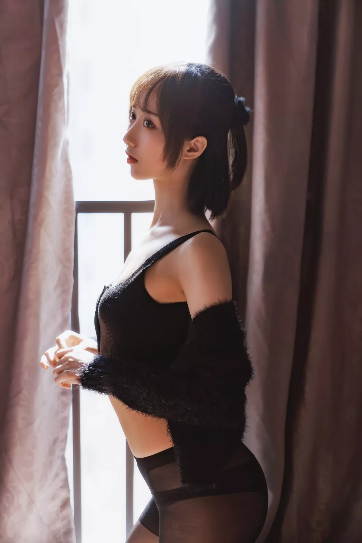 萌系小姐姐木绵绵OwO黑丝私房主题性感黑色内衣配超薄黑丝秀翘臀诱惑写真83P