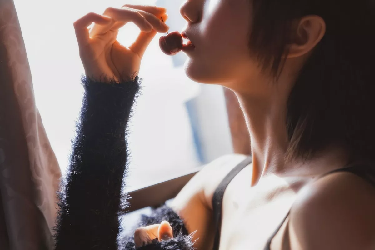 萌系小姐姐木绵绵OwO黑丝私房主题性感黑色内衣配超薄黑丝秀翘臀诱惑写真83P