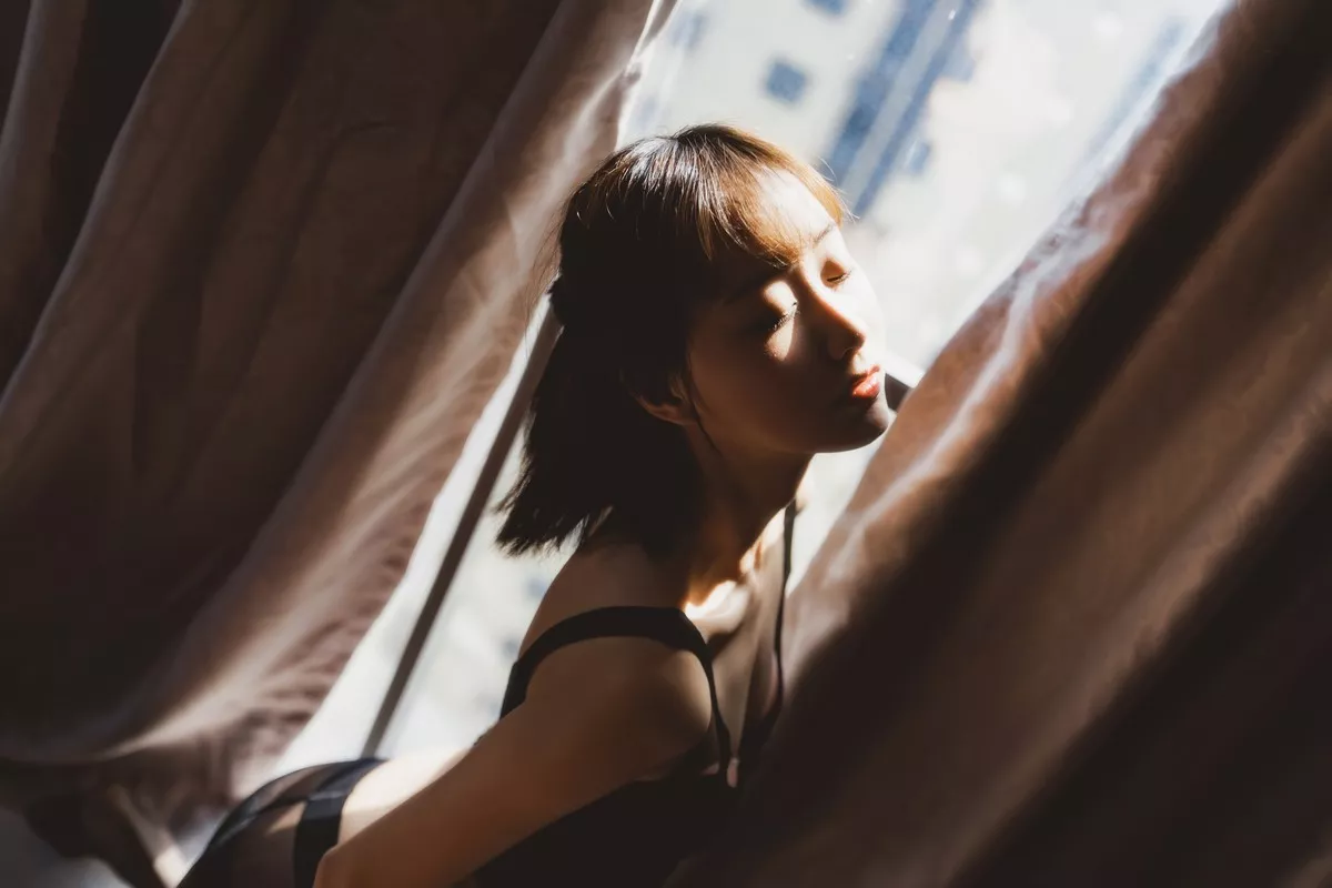 萌系小姐姐木绵绵OwO黑丝私房主题性感黑色内衣配超薄黑丝秀翘臀诱惑写真83P