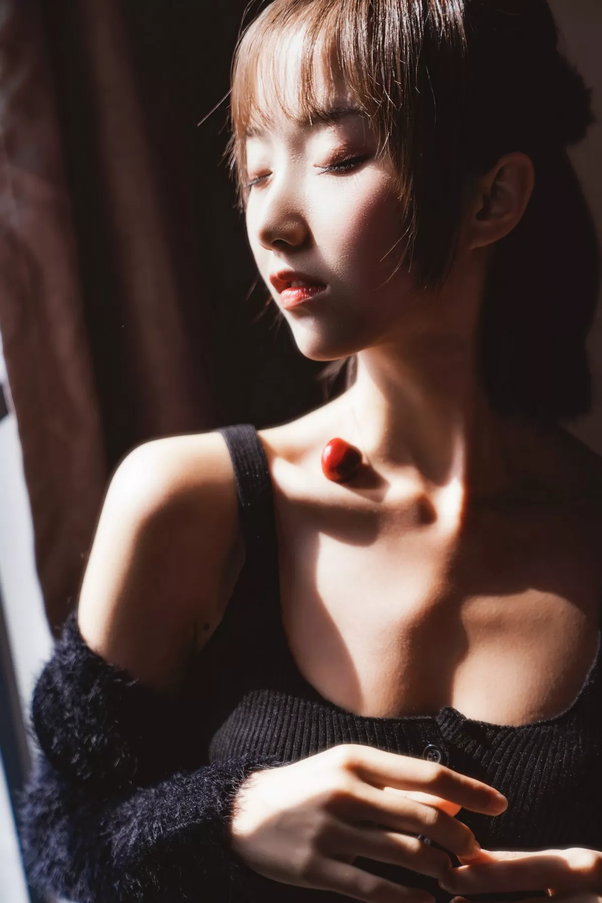 萌系小姐姐木绵绵OwO黑丝私房主题性感黑色内衣配超薄黑丝秀翘臀诱惑写真83P