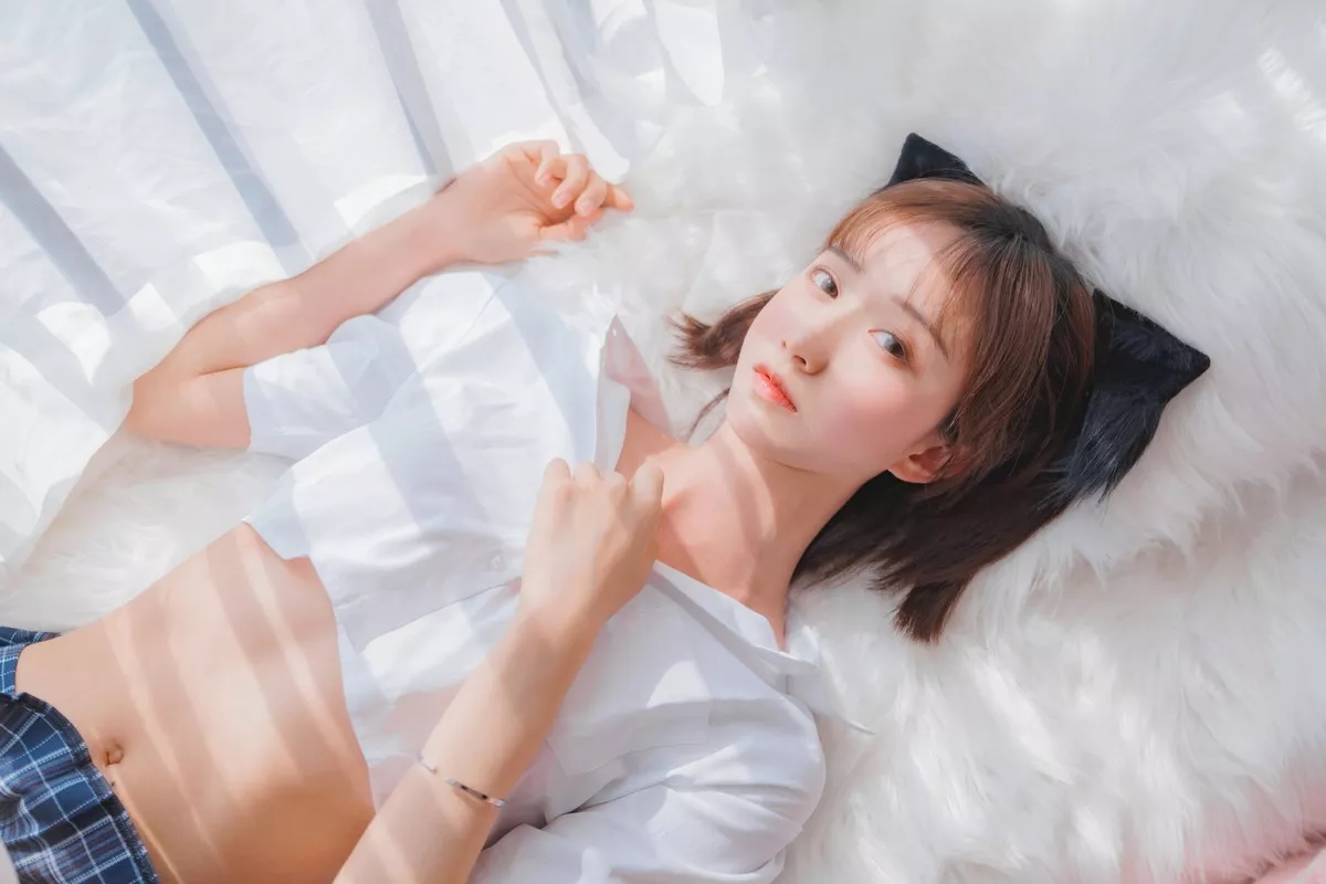 萌系小姐姐木绵绵OwO怀中猫主题私房猫女郎装扮性感短裙秀翘臀撩人诱惑写真68P
