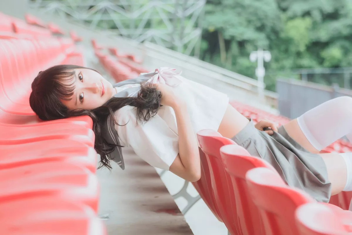 萌系小姐姐木绵绵OwO灰色JK主题户外观众席百褶裙下性感白丝秀美腿诱惑写真38P