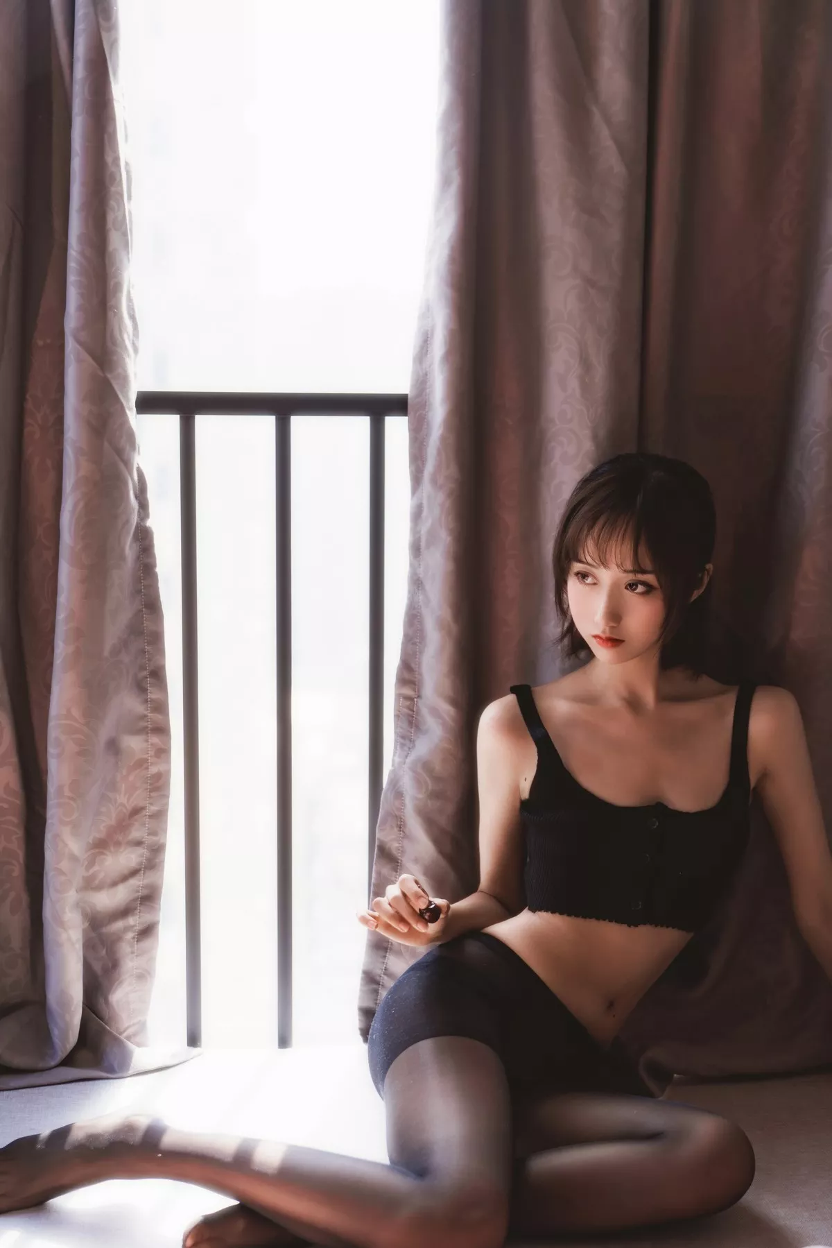 萌系小姐姐木绵绵OwO黑丝私房主题性感黑色内衣配超薄黑丝秀翘臀诱惑写真83P