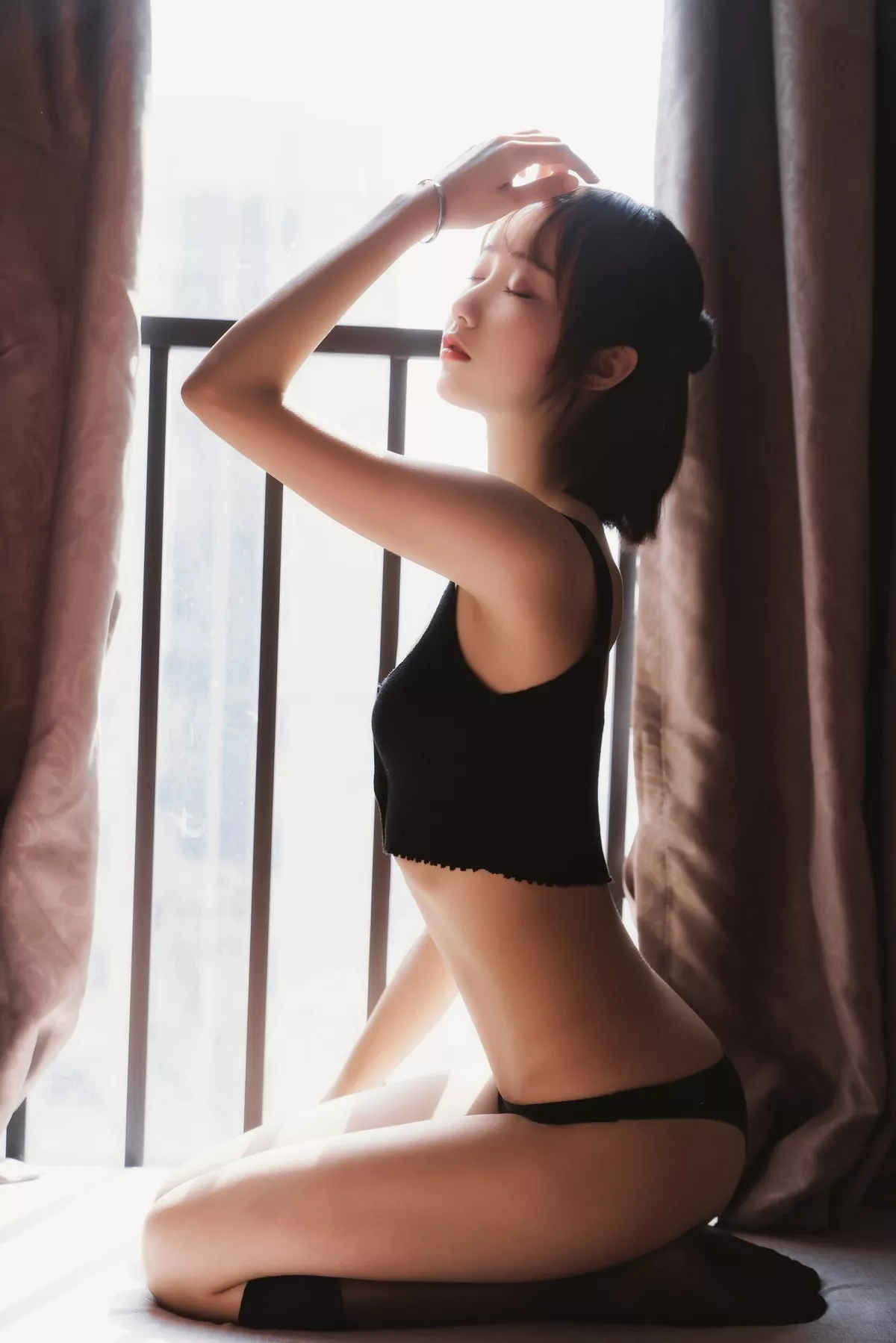 萌系小姐姐木绵绵OwO黑丝私房主题性感黑色内衣配超薄黑丝秀翘臀诱惑写真83P