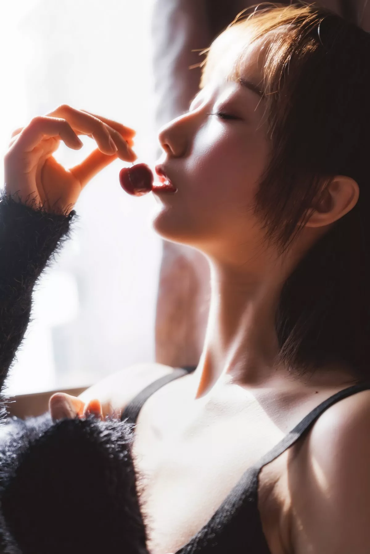萌系小姐姐木绵绵OwO黑丝私房主题性感黑色内衣配超薄黑丝秀翘臀诱惑写真83P
