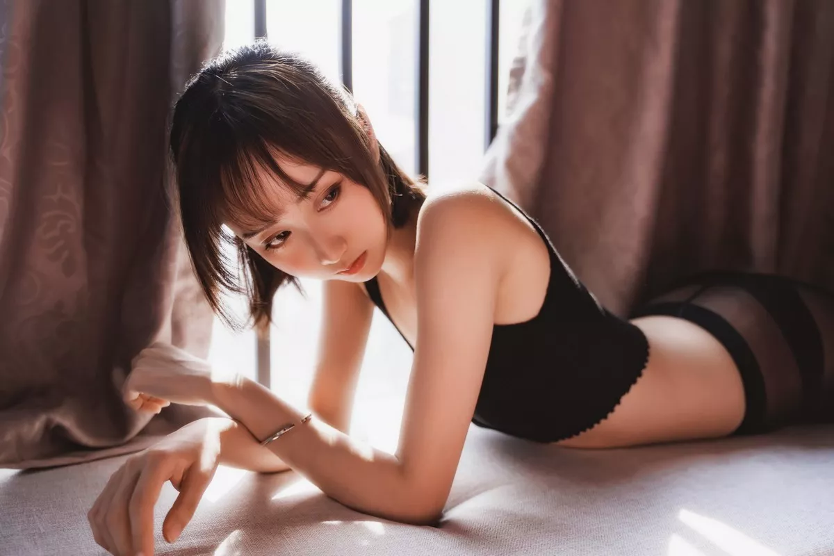 萌系小姐姐木绵绵OwO黑丝私房主题性感黑色内衣配超薄黑丝秀翘臀诱惑写真83P