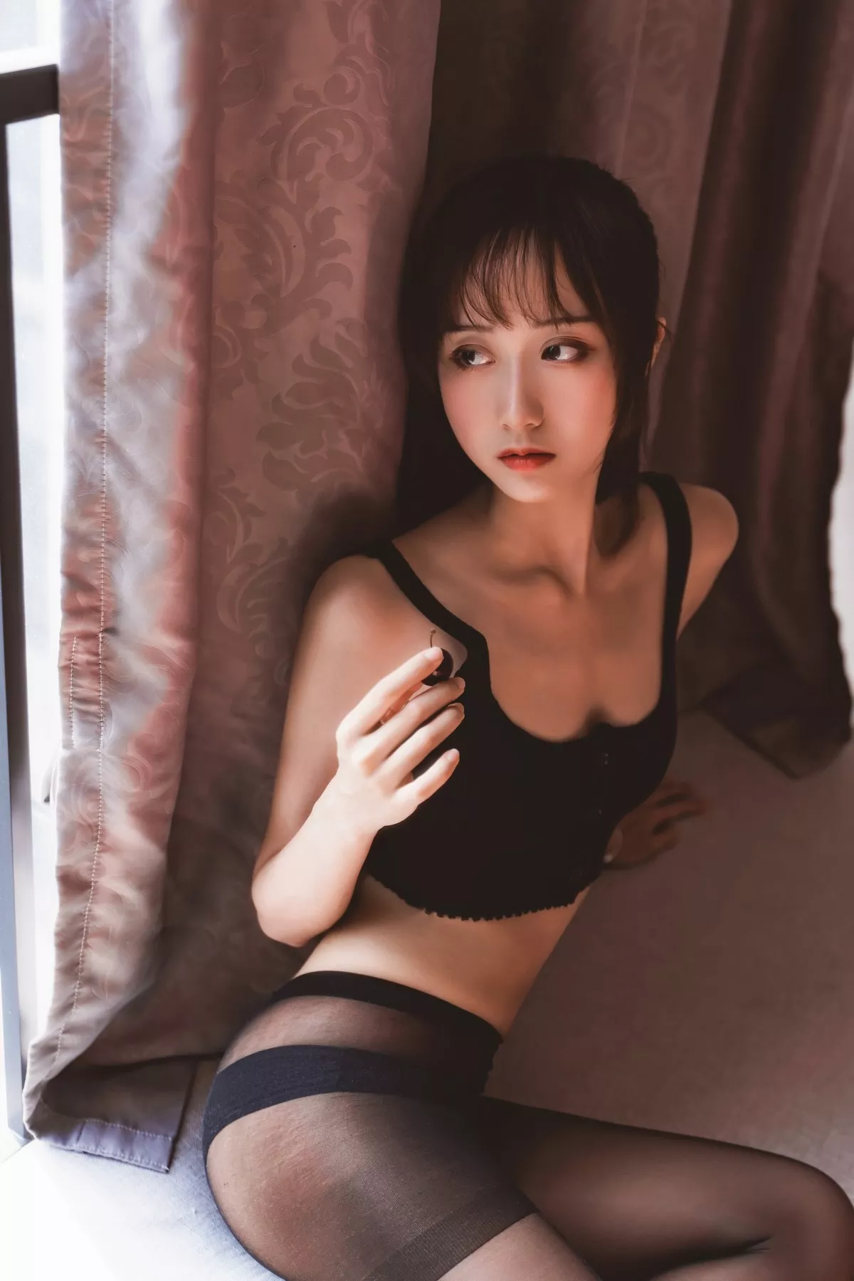 萌系小姐姐木绵绵OwO黑丝私房主题性感黑色内衣配超薄黑丝秀翘臀诱惑写真83P