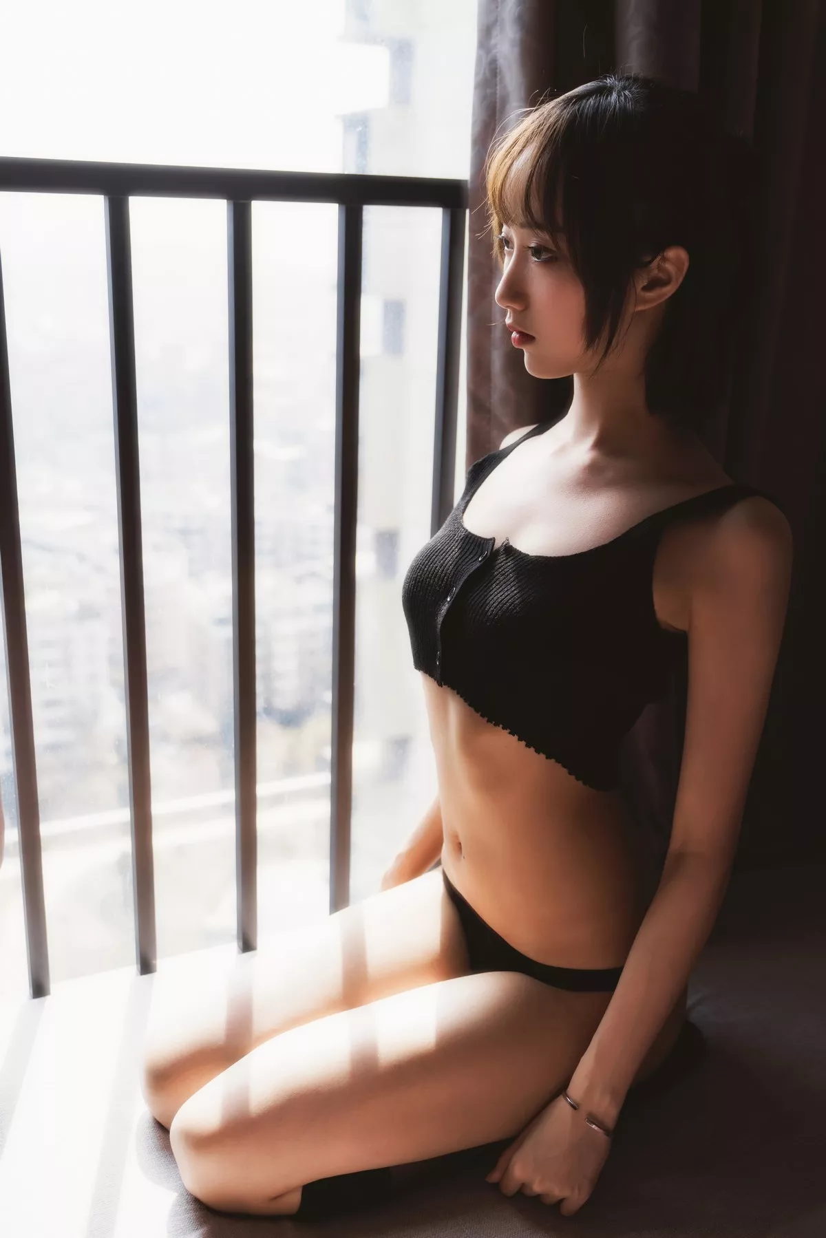 萌系小姐姐木绵绵OwO黑丝私房主题性感黑色内衣配超薄黑丝秀翘臀诱惑写真83P