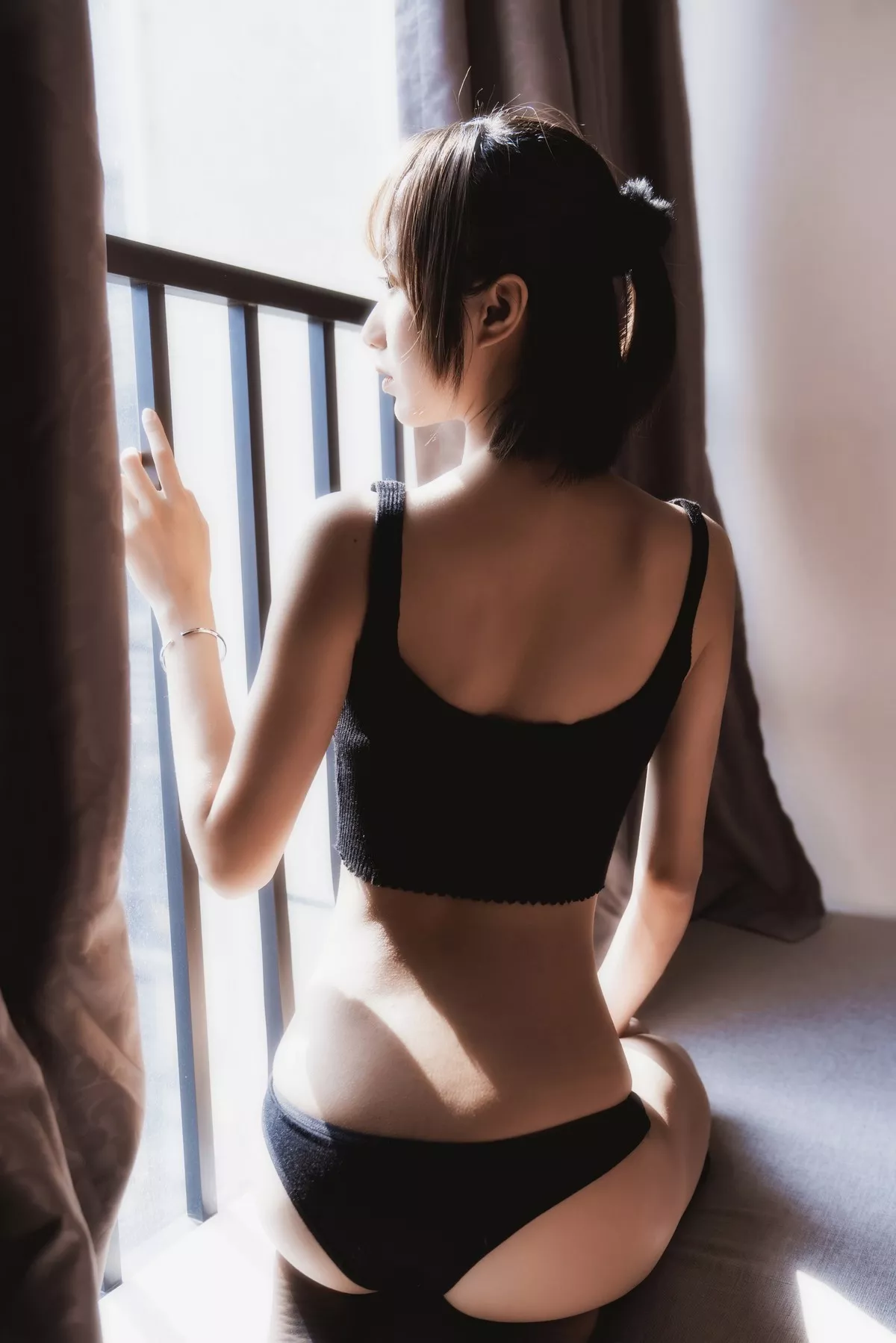 萌系小姐姐木绵绵OwO黑丝私房主题性感黑色内衣配超薄黑丝秀翘臀诱惑写真83P