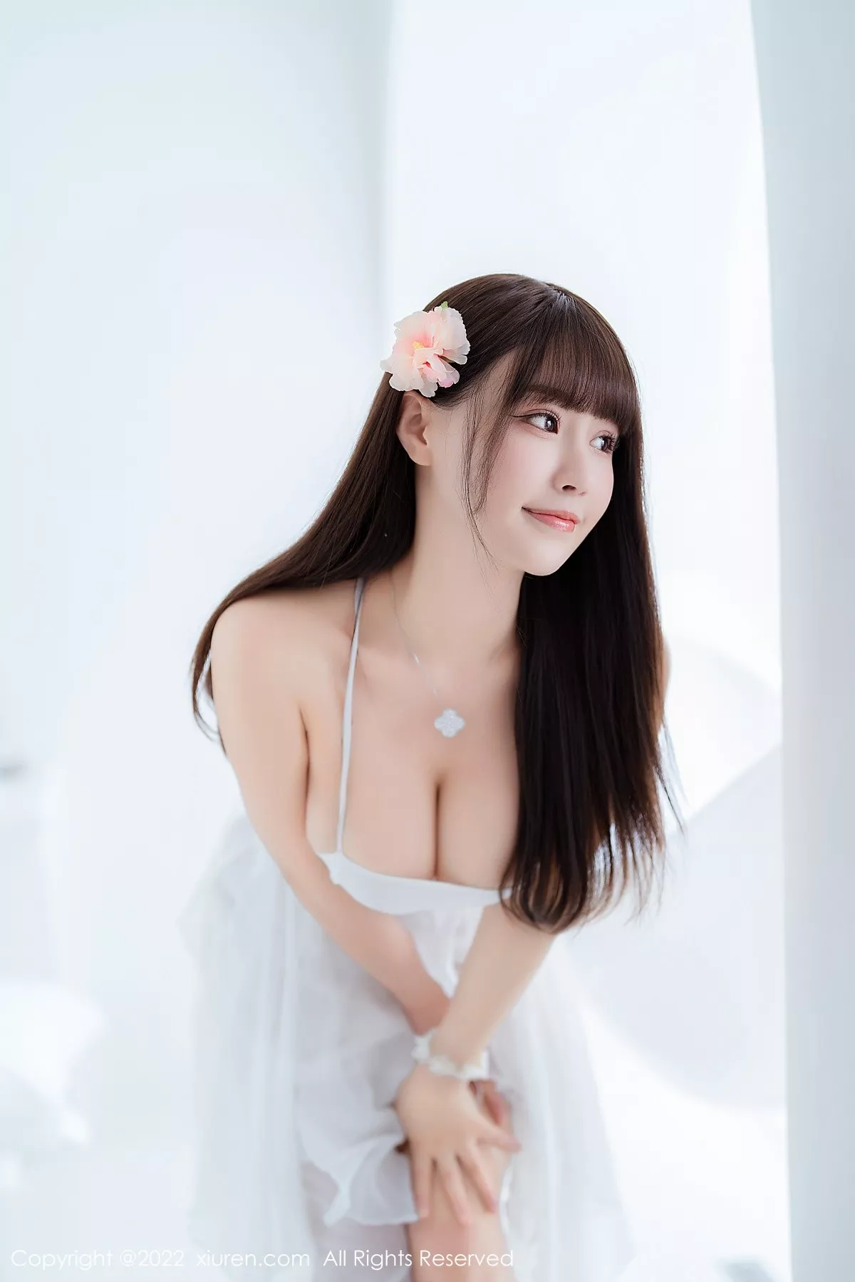 XiuRen第5261期_女神朱可儿Flora大理旅拍白色露肩吊带裙配白丝袜丰满诱惑写真114P