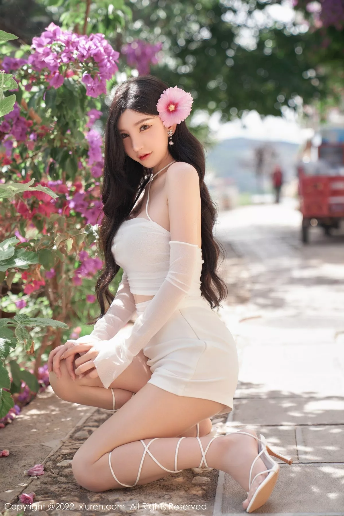 XiuRen第5271期_女神周于希Sally心愿旅拍户外白色轻透服饰秀完美身材诱惑写真89P