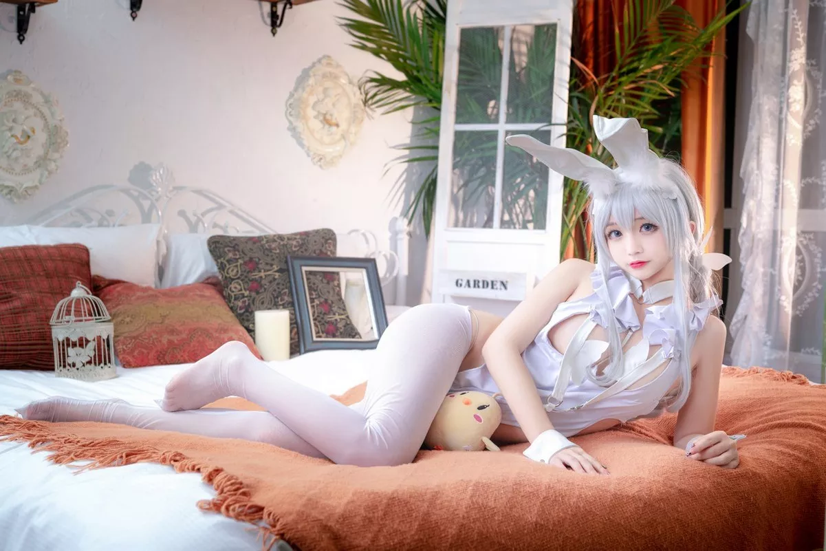 Cosplay美女日奈娇恶毒主题私房性感白色破烂连体衣配白丝袜秀完美身材诱惑写真66P