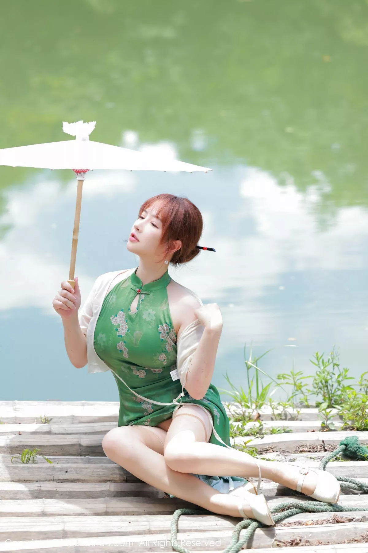 XiuRen第5276期_模特养乐多DoDo江边场景性感绿色旗袍配超薄肉丝迷人诱惑写真51P
