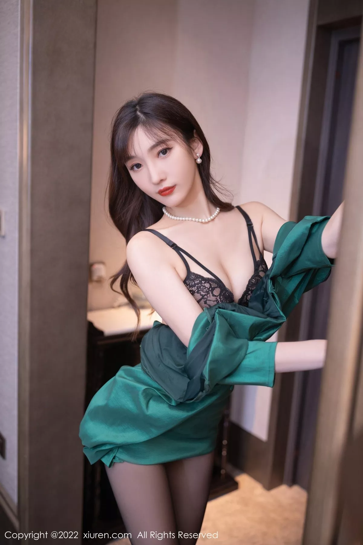 XiuRen第5278期_模特陆萱萱广州-云南旅拍绿色礼裙露蕾丝内衣超薄黑丝诱惑写真70P